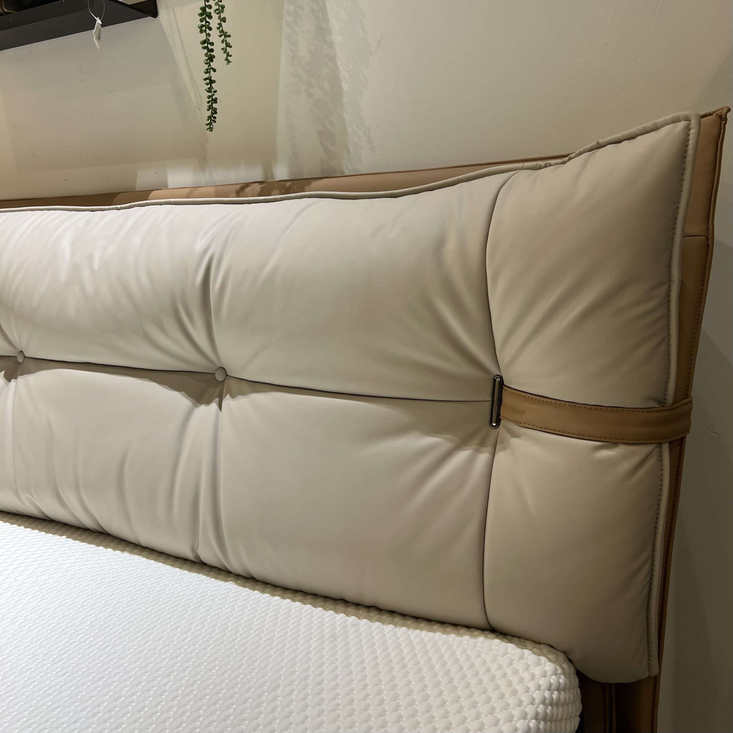 מיטה דגם קררה עור תעשייתי משולב כאמל ובז מיטה דגם קררה עור תעשייתי משולב כאמל ובז