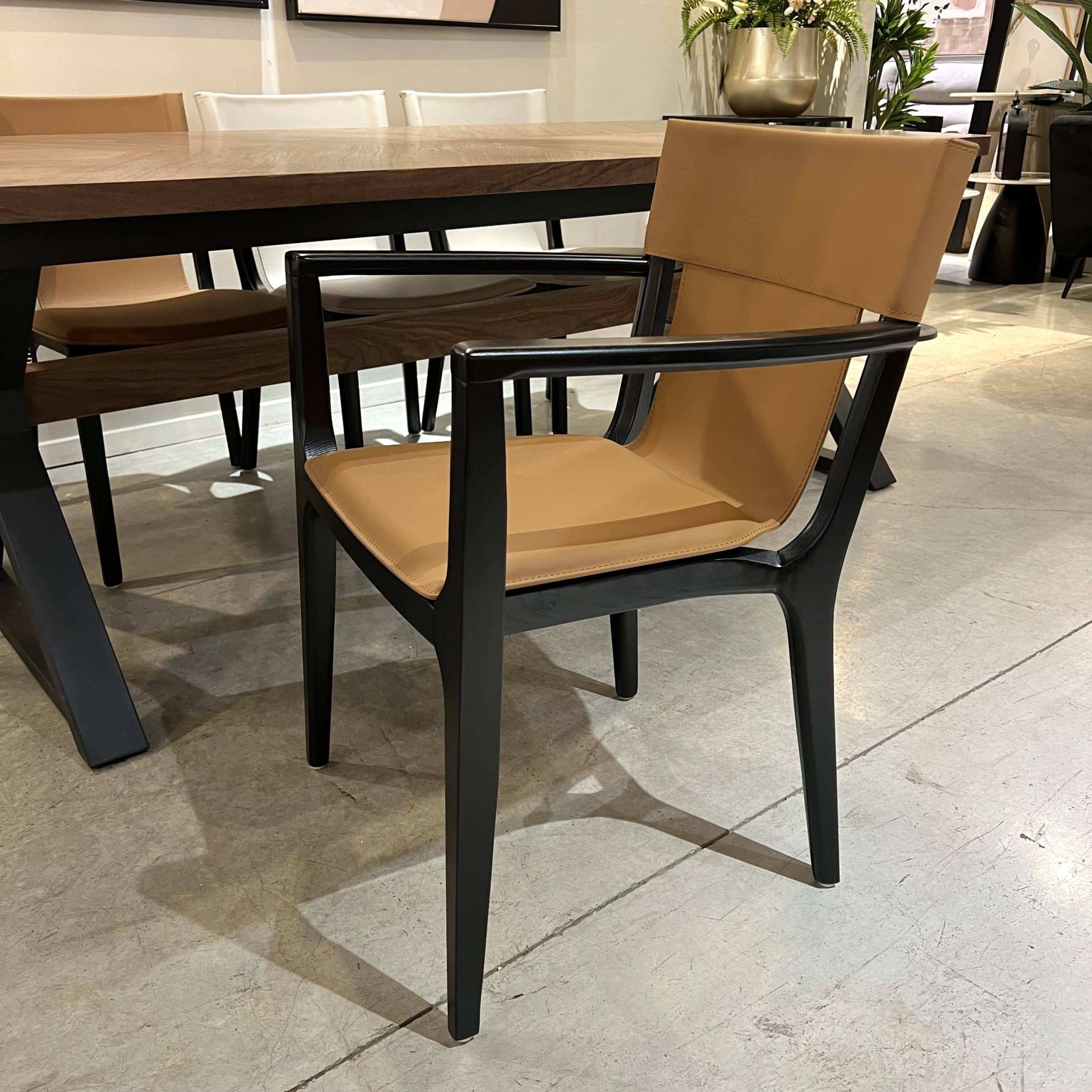 כיסא כורסא ברטין עור כאמל עץ שחור דגם סופיטל כיסא כורסא ברטין עור כאמל עץ שחור דגם סופיטל