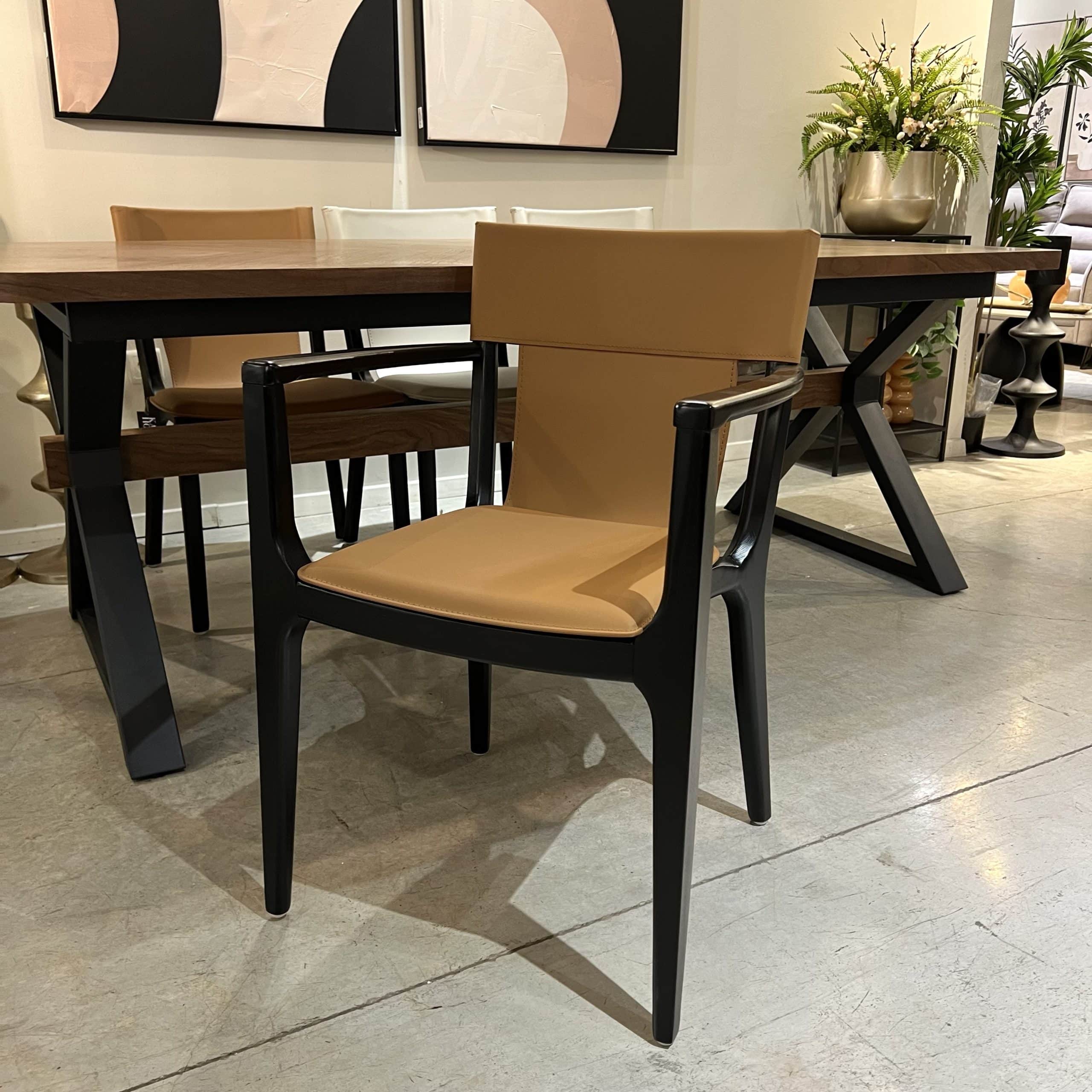 כיסא כורסא ברטין עור כאמל עץ שחור דגם סופיטל כיסא כורסא ברטין עור כאמל עץ שחור דגם סופיטל