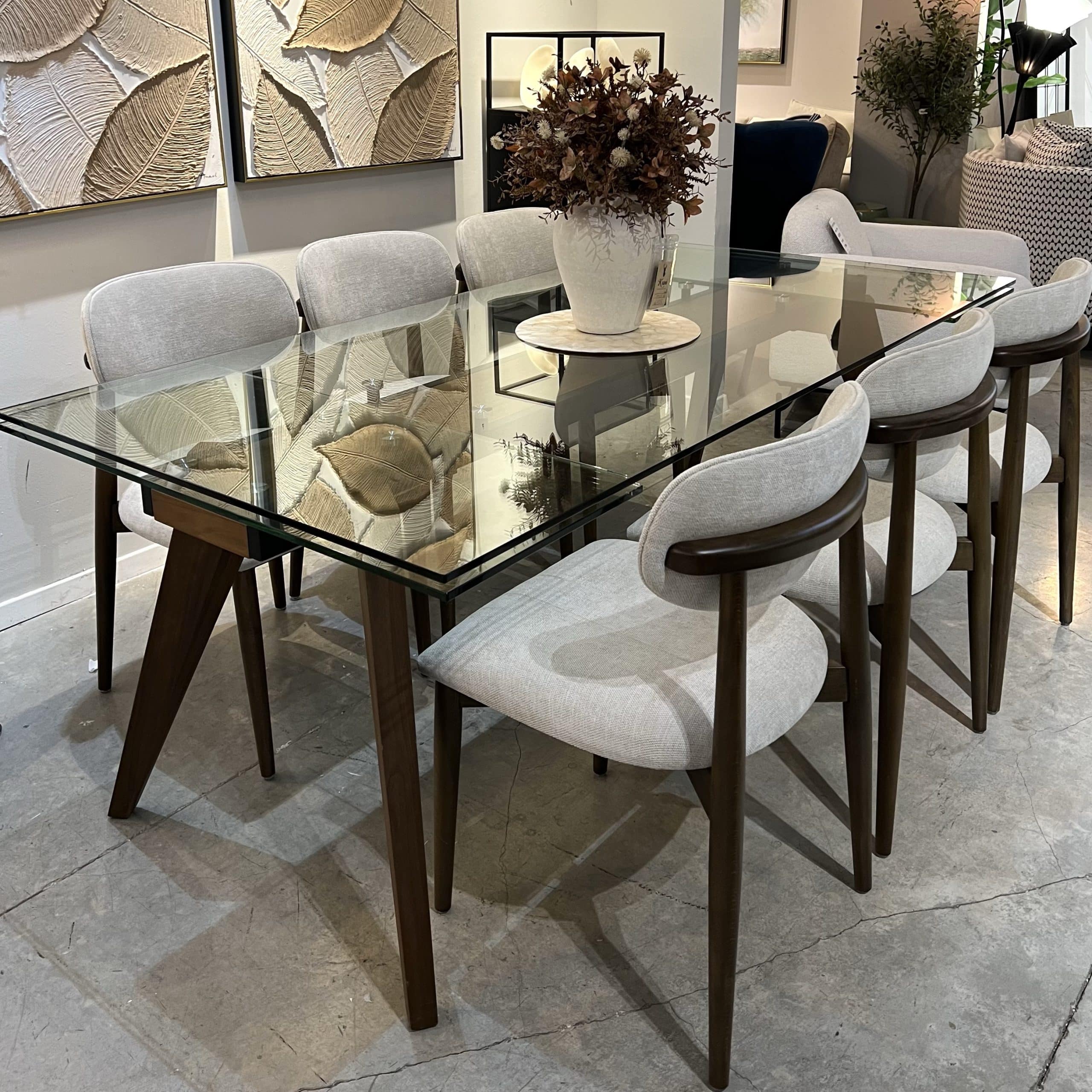 שולחן אוכל יוקרתי זכוכית מחוסמת ורגל אגוז דגם הלן שולחן אוכל יוקרתי זכוכית מחוסמת ורגל אגוז דגם הלן