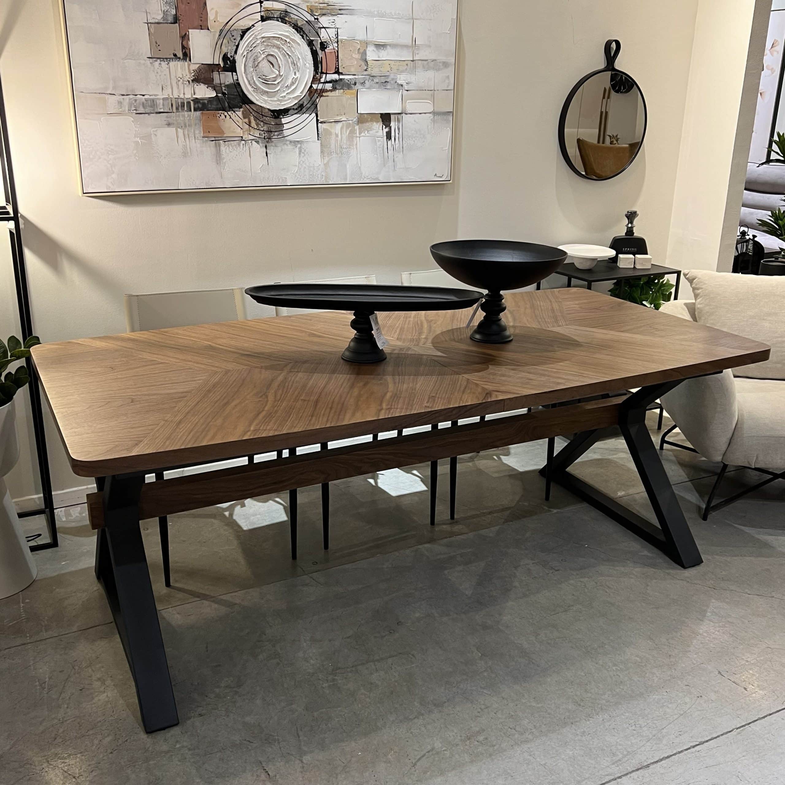 שולחן פינת אוכל אגוז אמריקאי פישבון רגל ברזל שחור דגם אמה