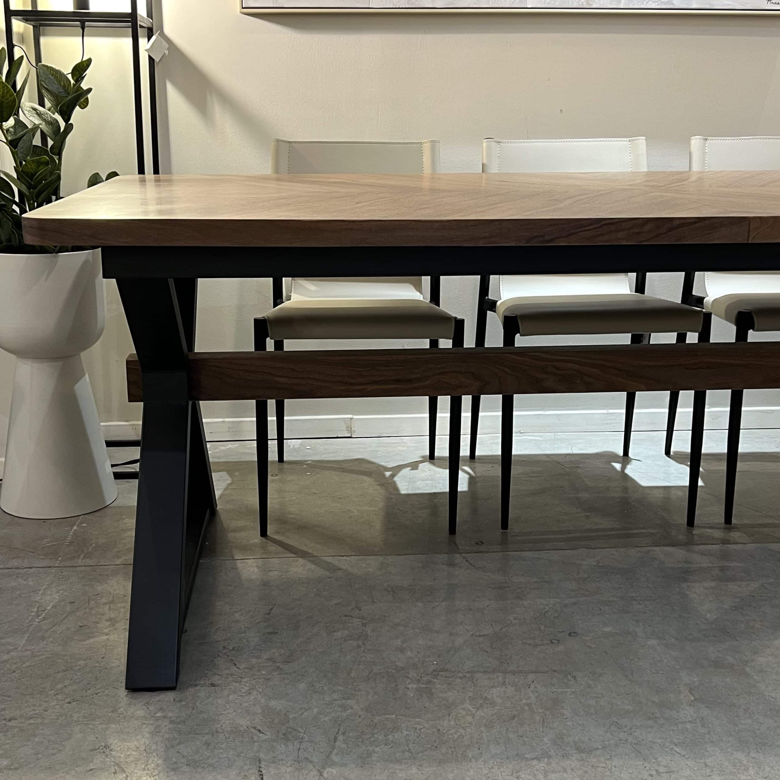 שולחן פינת אוכל אגוז אמריקאי פישבון רגל ברזל שחור דגם אמה