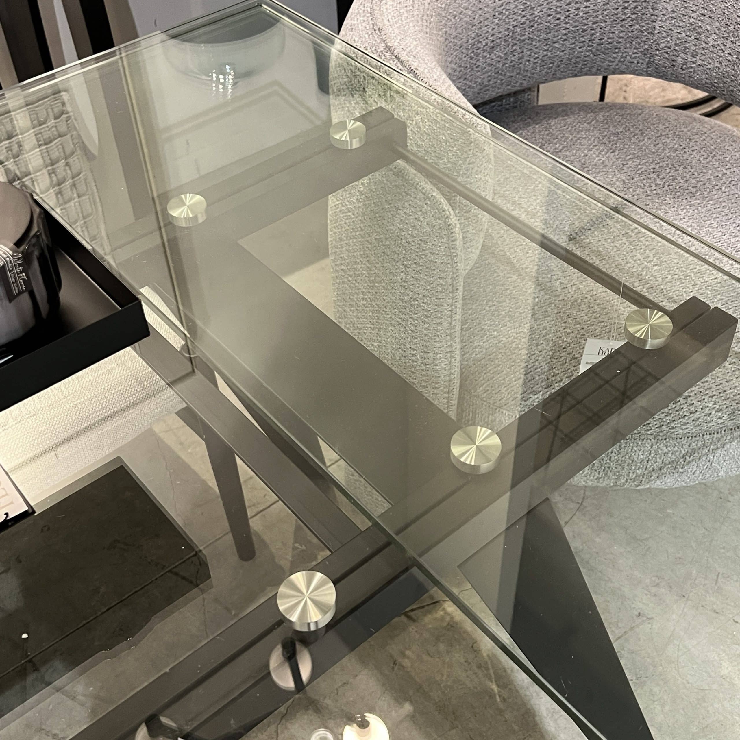 שולחן אוכל יוקרתי זכוכית מחוסמת ורגל שחורה דגם הלן שולחן אוכל יוקרתי זכוכית מחוסמת ורגל שחורה דגם הלן