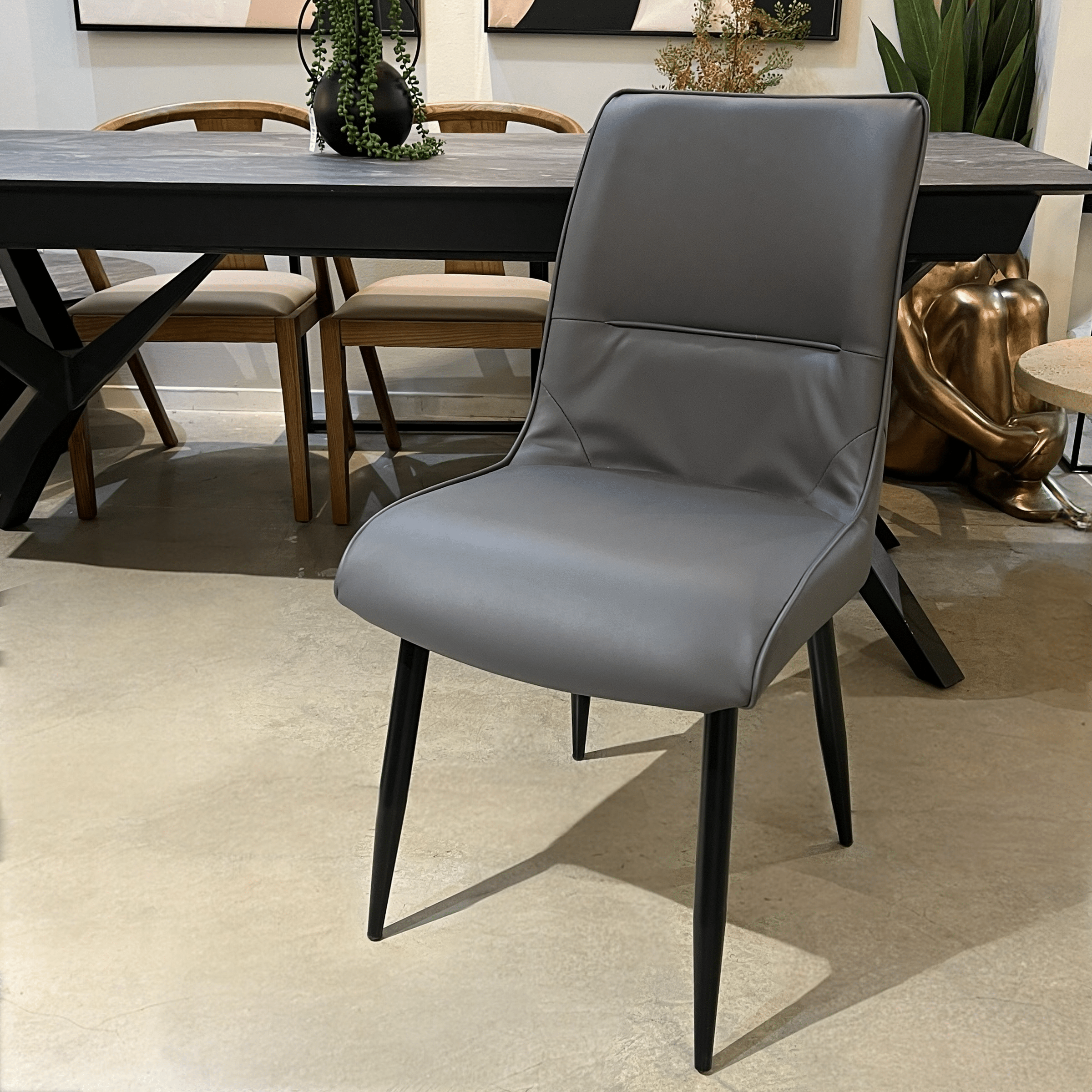 כסא מעוצב דגם מודרנה דמוי עור אפור - חיסול!