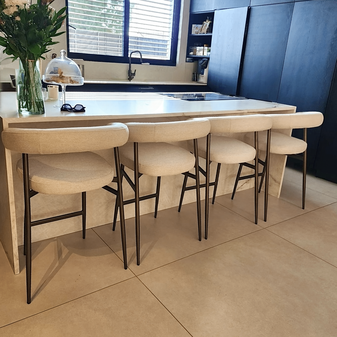 כסא בר גוזי אריג אבן רגל ברונזה יוקרתי דגם סופיטל- אחרון סניף נתניה עודפים! כסא בר גוזי אריג אבן רגל ברונזה יוקרתי דגם סופיטל- אחרון סניף נתניה עודפים!