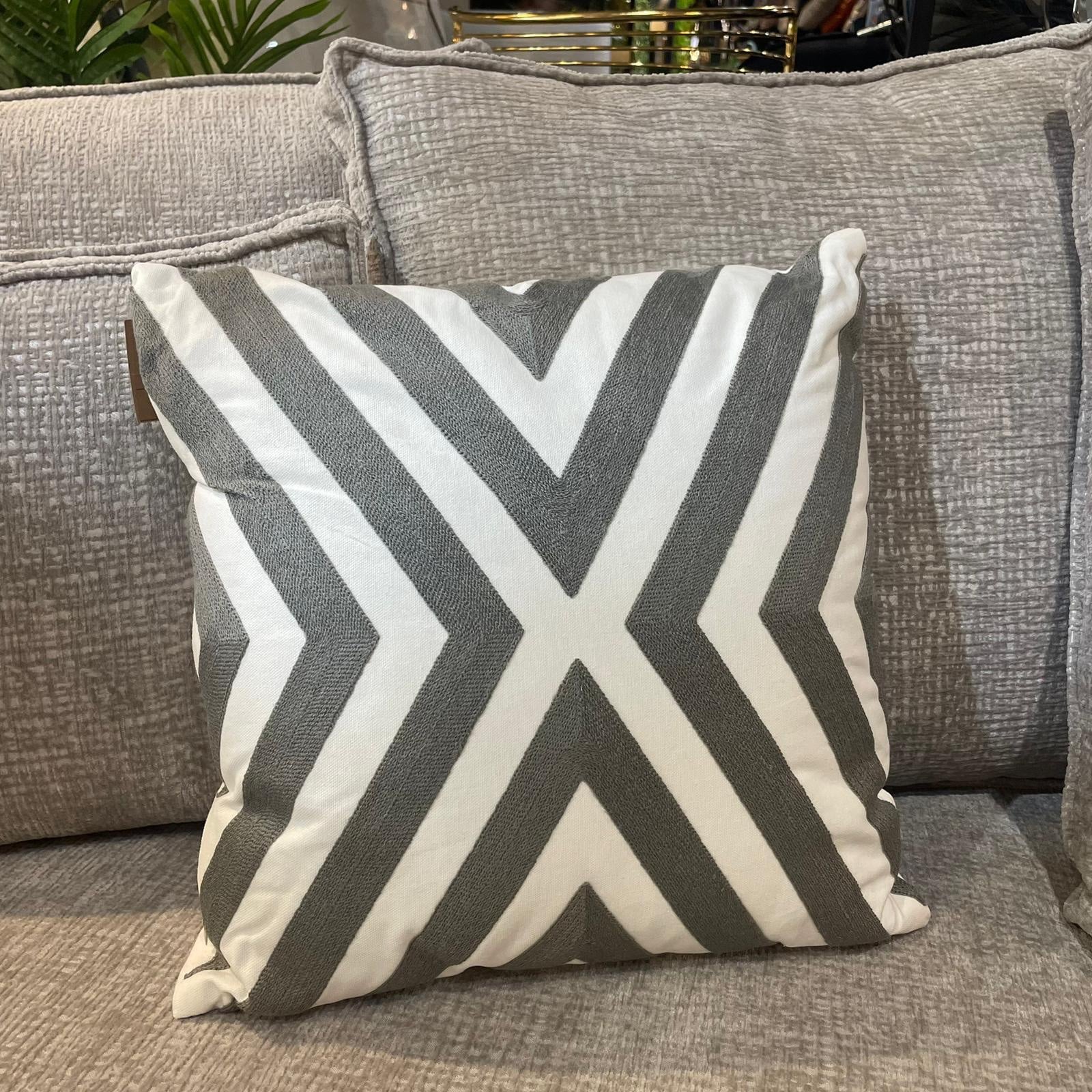 כרית נוי מרובעת פסים אפור לבן