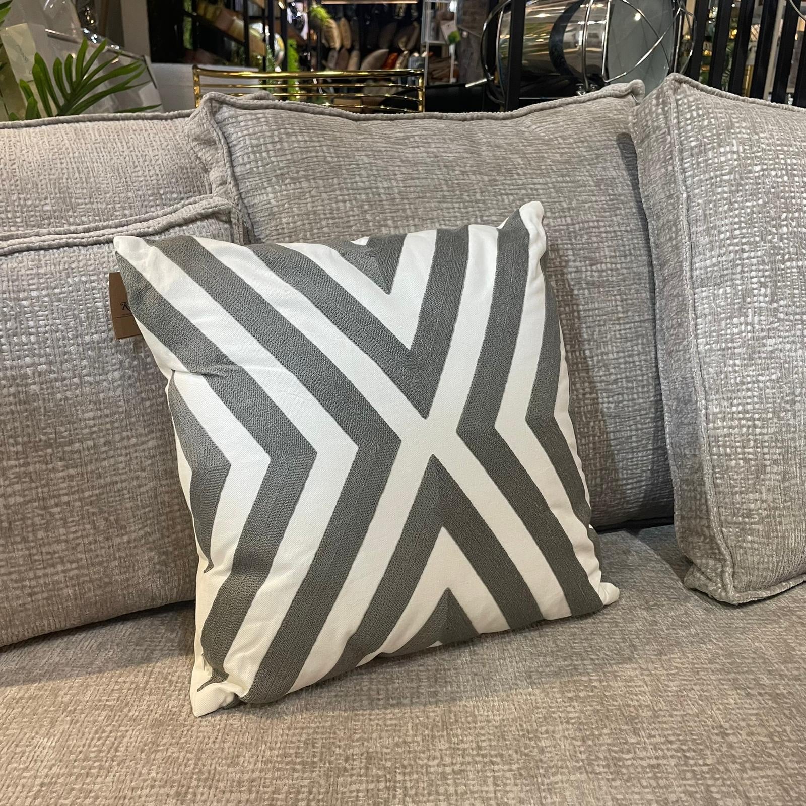 כרית נוי מרובעת פסים אפור לבן