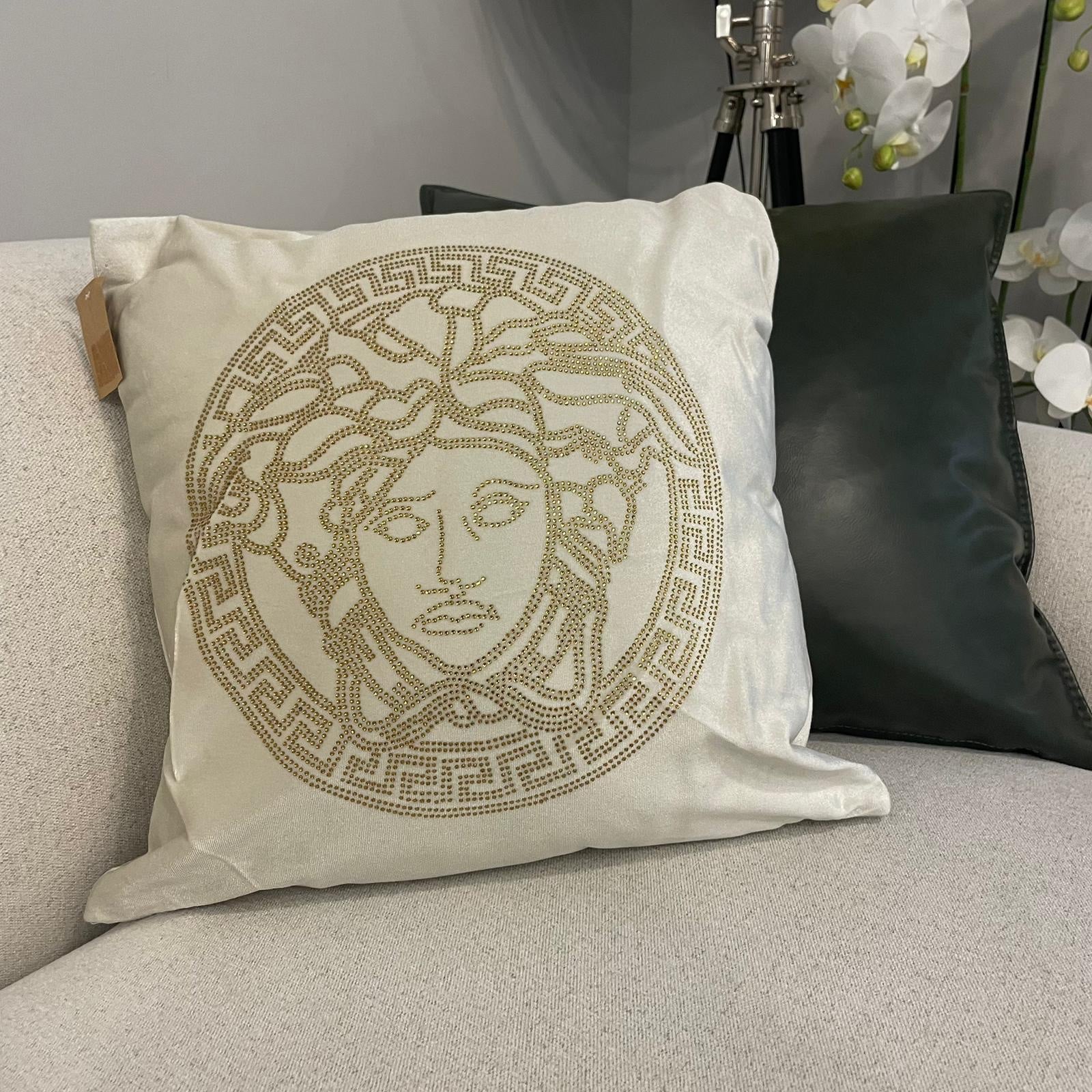 כרית נוי מרובעת שמנת משובצת קריסטלים כרית נוי מרובעת שמנת משובצת קריסטלים