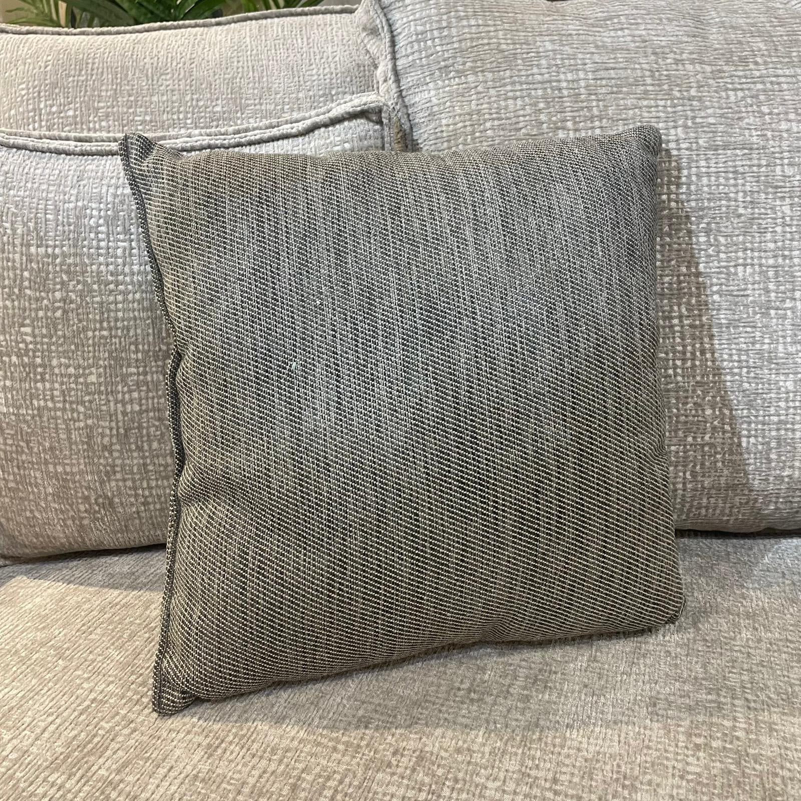 כרית נוי מרובעת אריג אפור