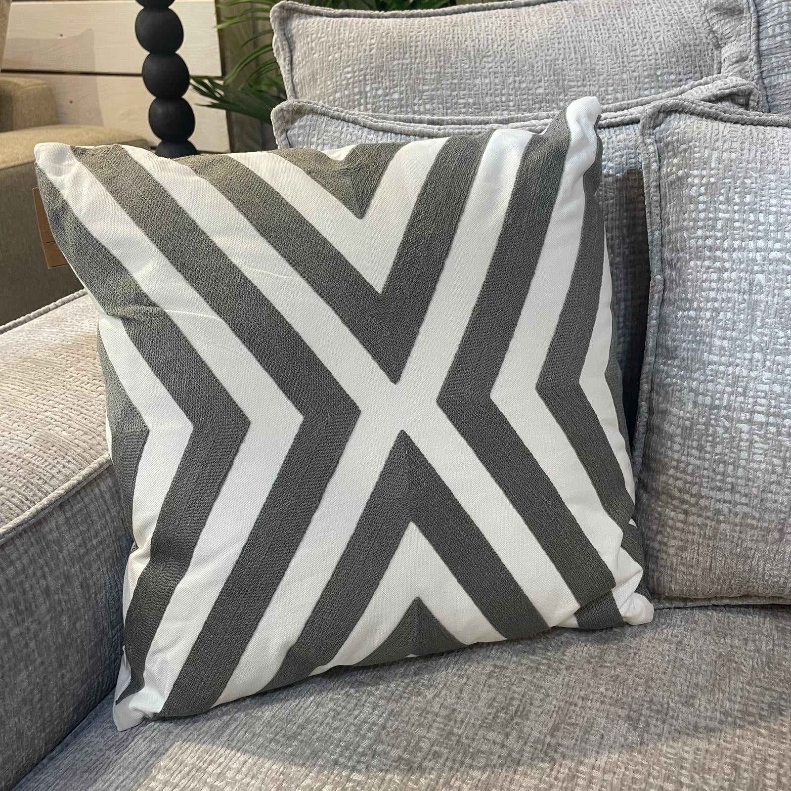 כרית נוי מרובעת פסים אפור לבן