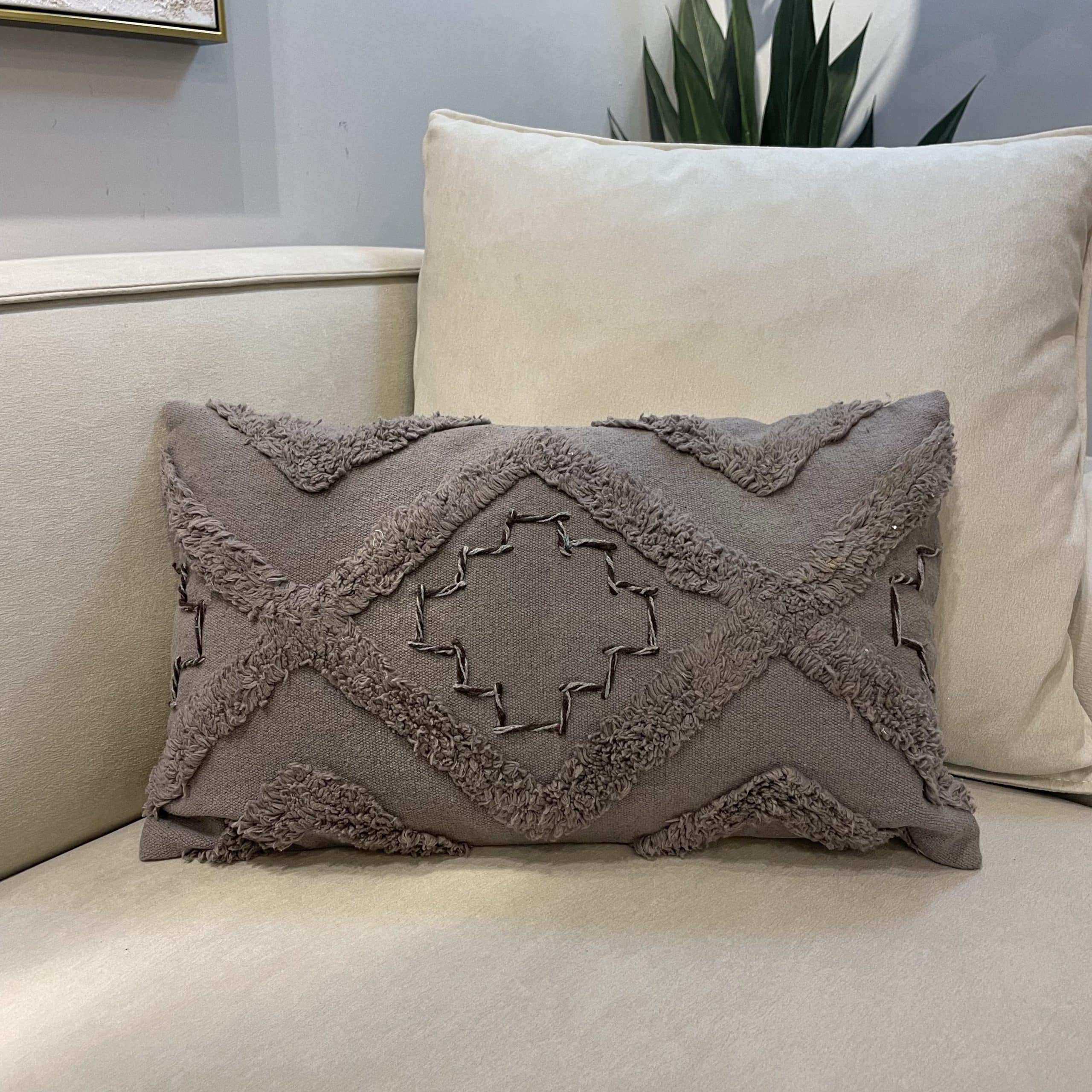 כרית נוי מלבנית אפור דגם רום כרית נוי מלבנית אפור דגם רום