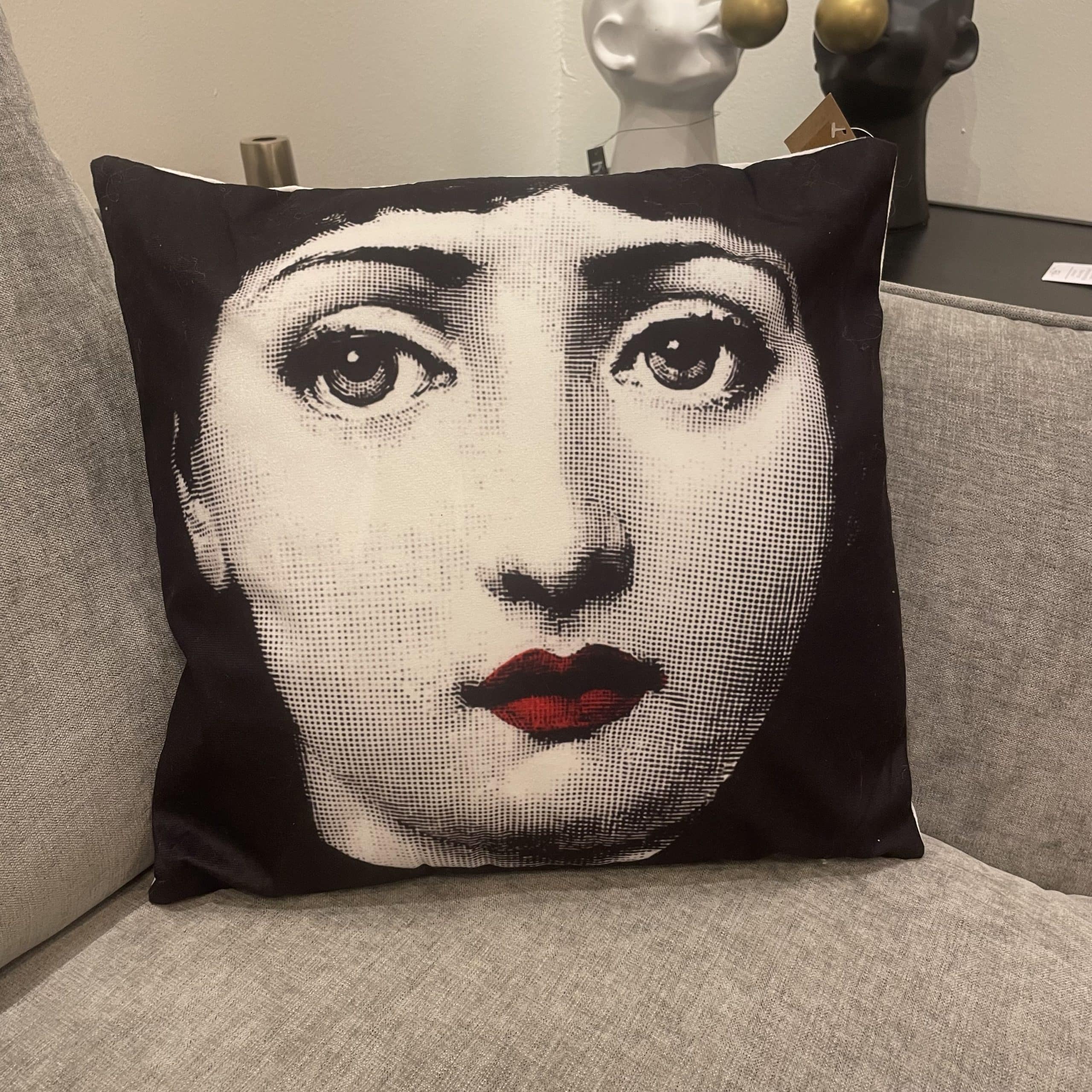 כרית נוי דגם ורוניק 45/45 פה אדום כרית נוי דגם ורוניק 45/45 פה אדום