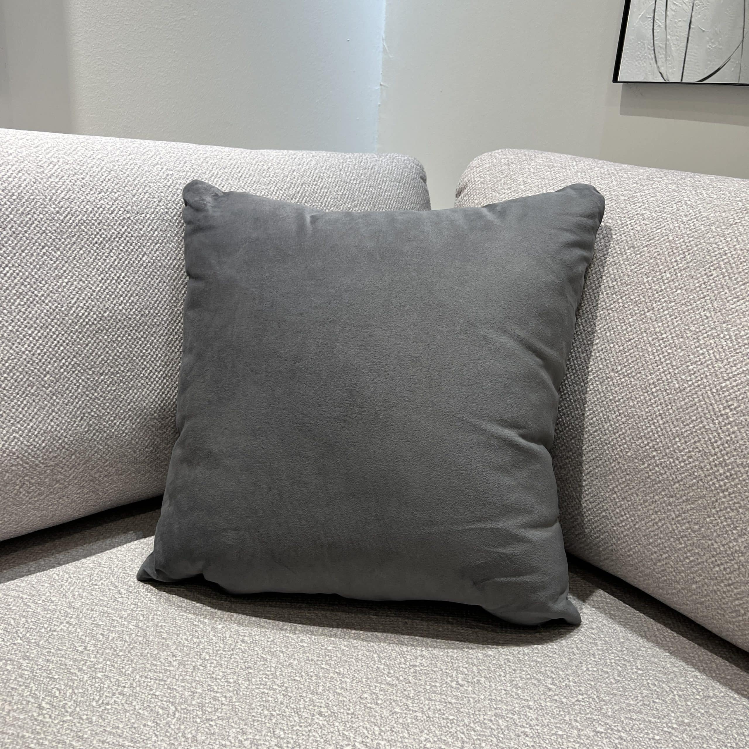 כרית נוי מרובעת אפור קטיפה