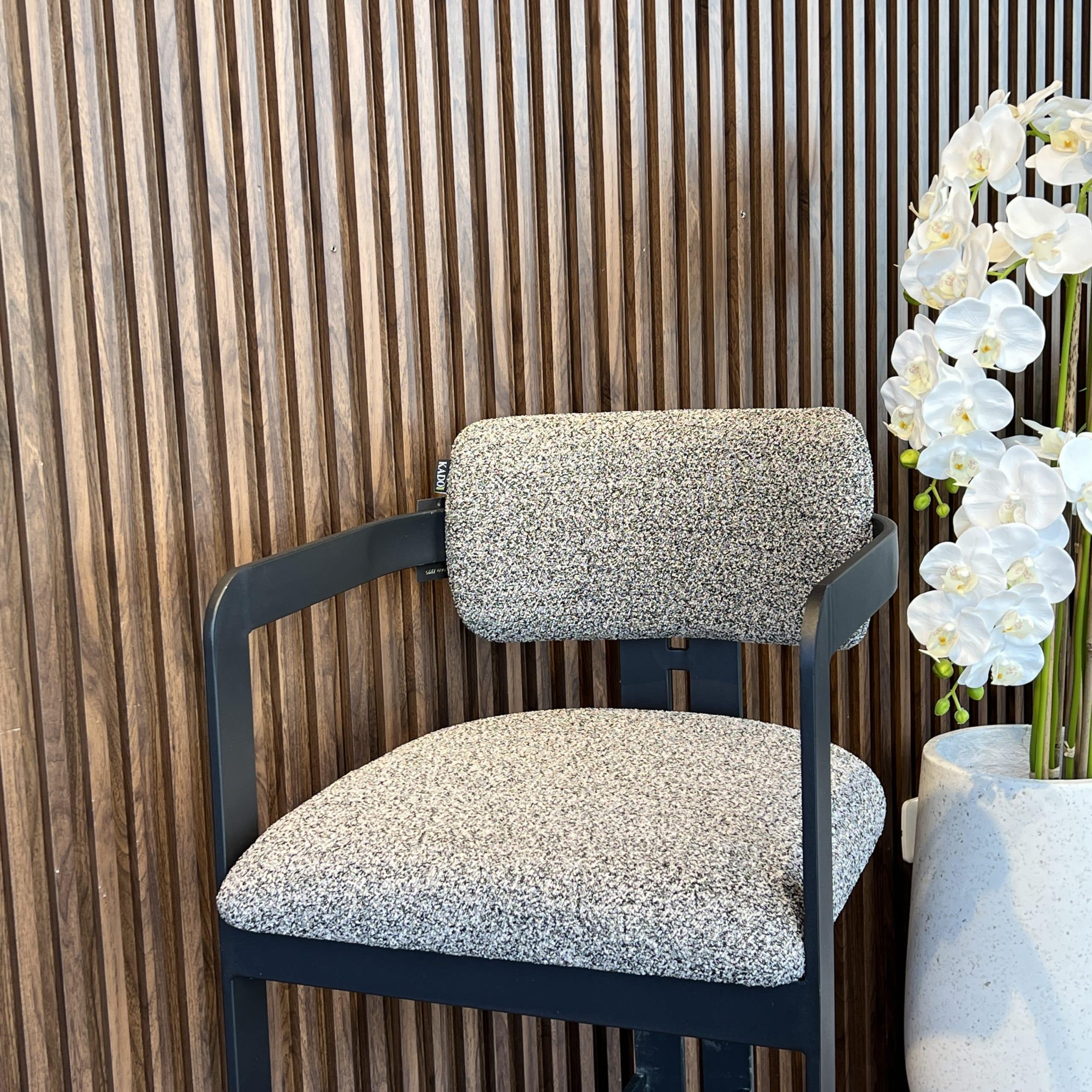 כיסא בר יוקרתי דגם מנדי רגל שחורה בד אריג - חיסול אחרונים מתצוגה! כיסא בר יוקרתי דגם מנדי רגל שחורה בד אריג - חיסול אחרונים מתצוגה!