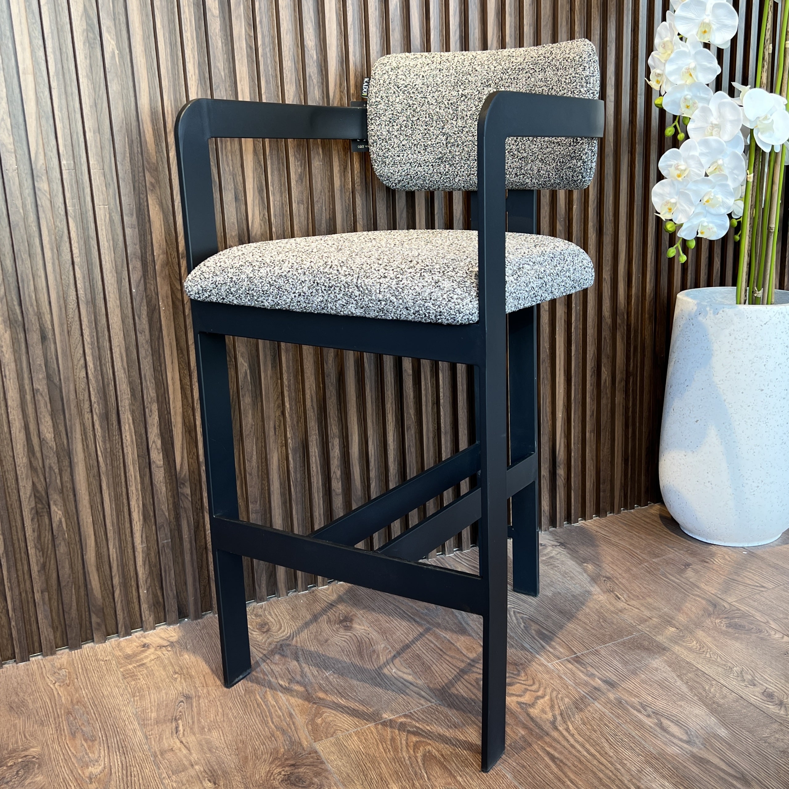 כיסא בר יוקרתי דגם מנדי רגל שחורה בד אריג - חיסול אחרונים מתצוגה! כיסא בר יוקרתי דגם מנדי רגל שחורה בד אריג - חיסול אחרונים מתצוגה!