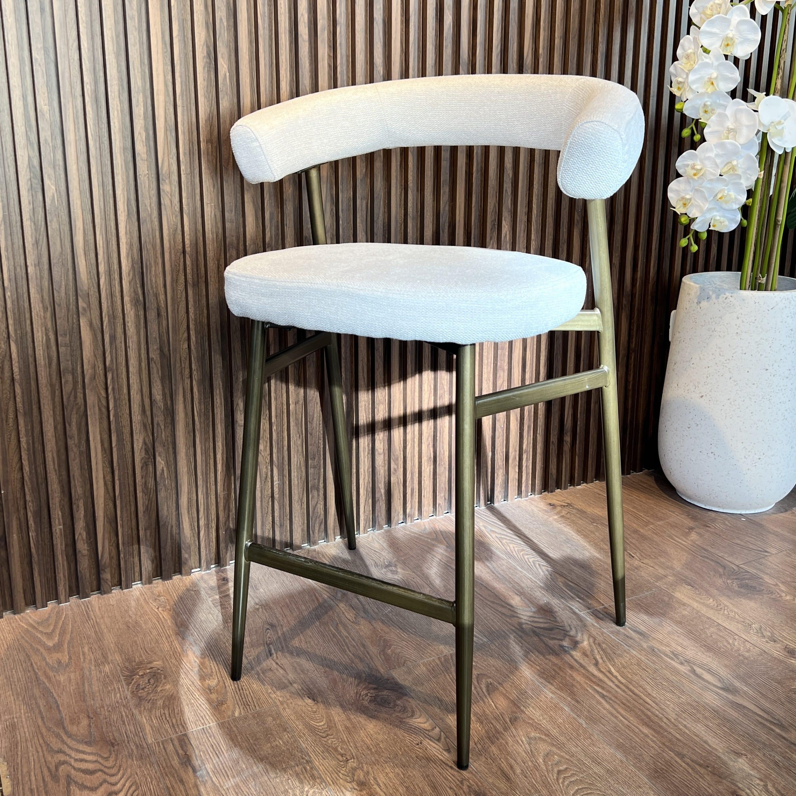 כסא בר גוזי אריג אבן רגל ברונזה יוקרתי דגם סופיטל- אחרון סניף נתניה עודפים! כסא בר גוזי אריג אבן רגל ברונזה יוקרתי דגם סופיטל- אחרון סניף נתניה עודפים!