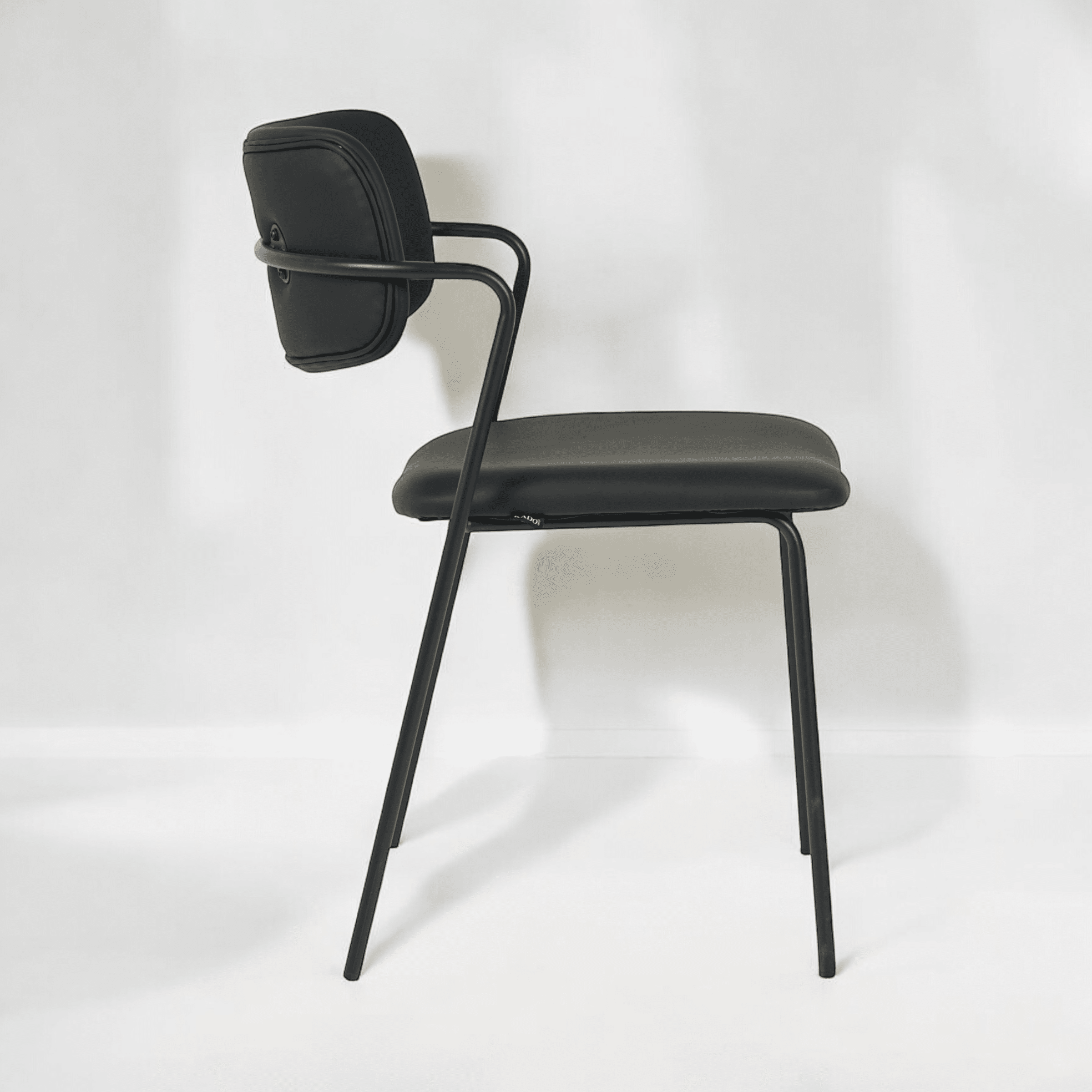 כיסא דגם לוסיאן דמוי עור שחור - SALE