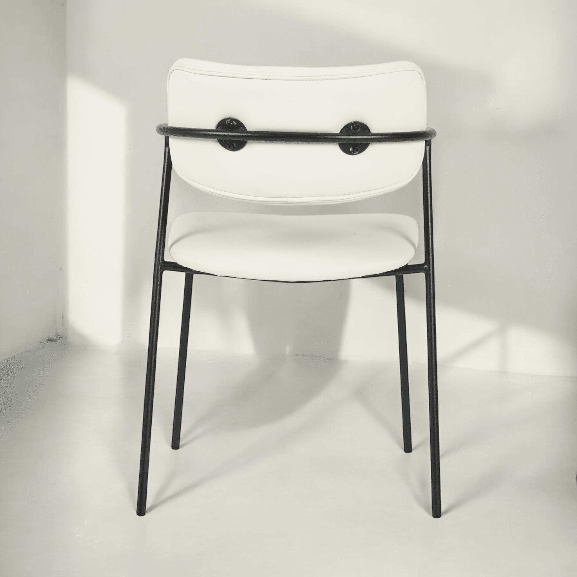 כיסא דגם לוסיאן דמוי עור שמנת - SALE כיסא דגם לוסיאן דמוי עור שמנת - SALE