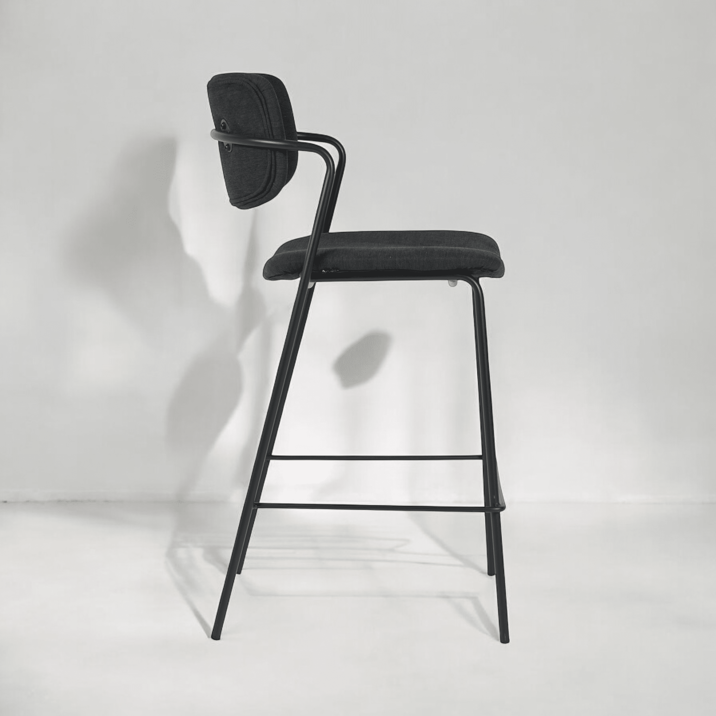 כיסא בר דגם לוסיאן בד אריג שחור אפור - SALE אחרונים במלאי!