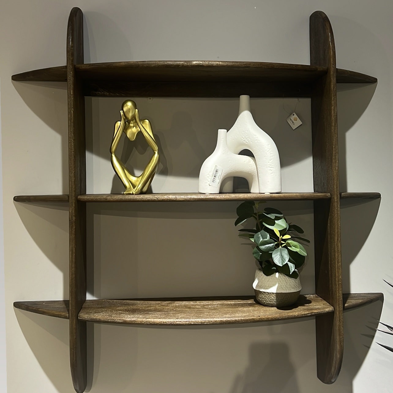 יחידת 3 מדפים לקיר עץ אגוז דגם נוקס יחידת 3 מדפים לקיר עץ אגוז דגם נוקס