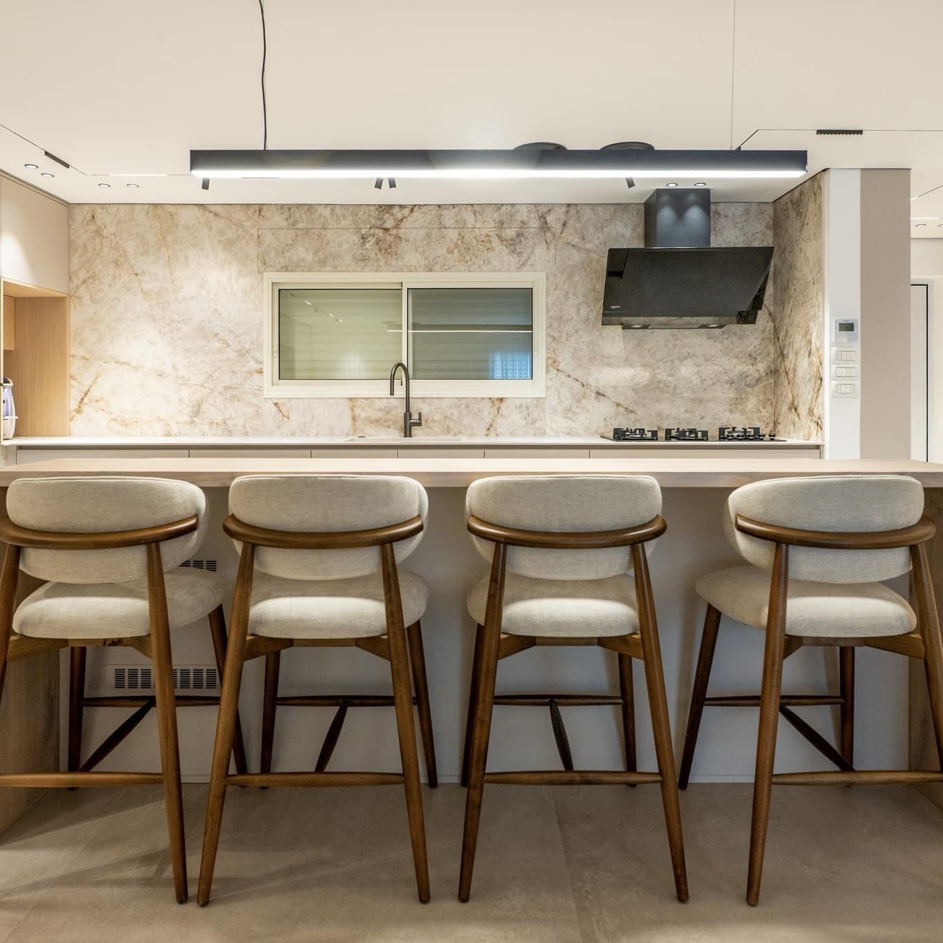 כסא בר יוקרתי דגם לינז בעיצוב אישי כסא בר יוקרתי דגם לינז בעיצוב אישי