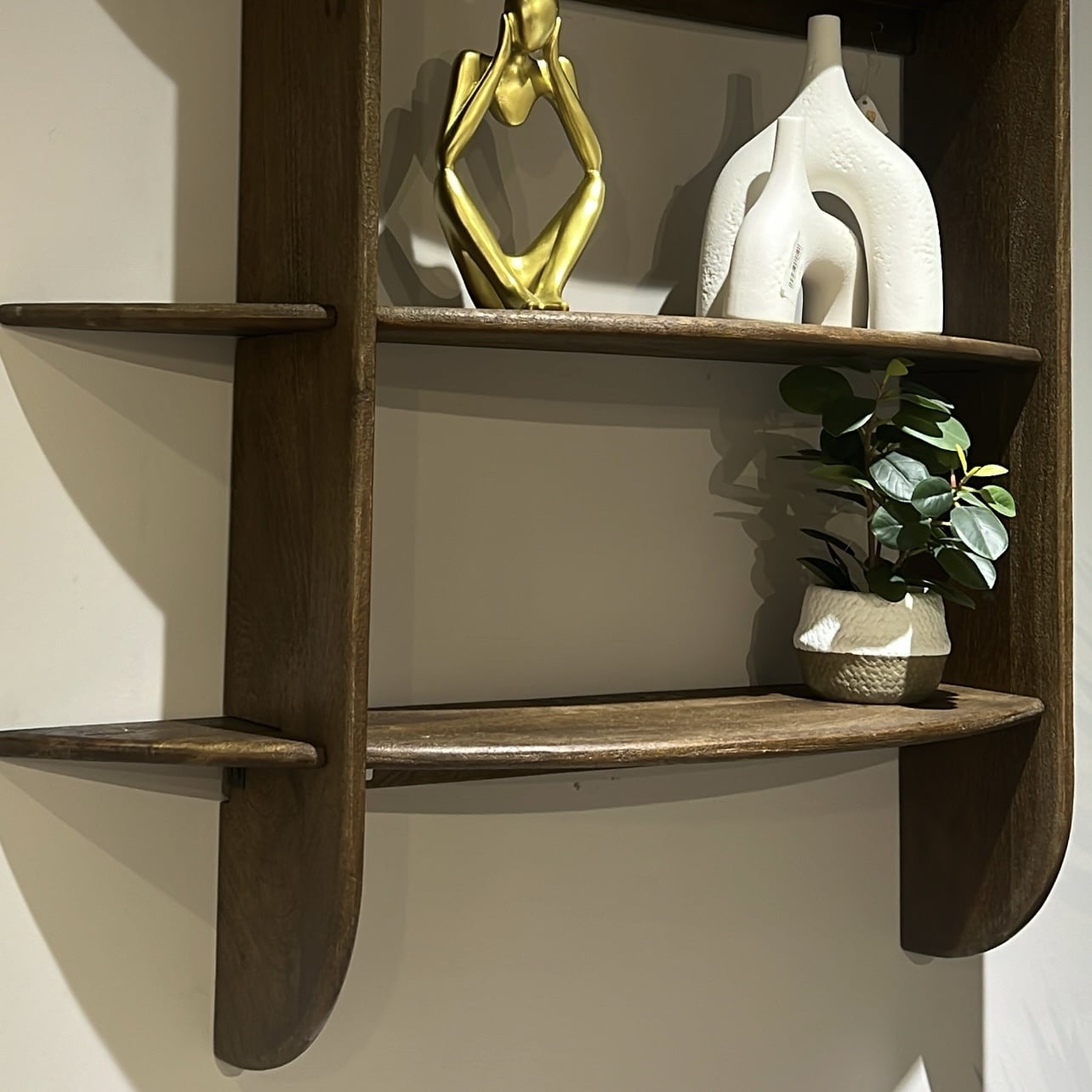 יחידת 3 מדפים לקיר עץ אגוז דגם נוקס יחידת 3 מדפים לקיר עץ אגוז דגם נוקס