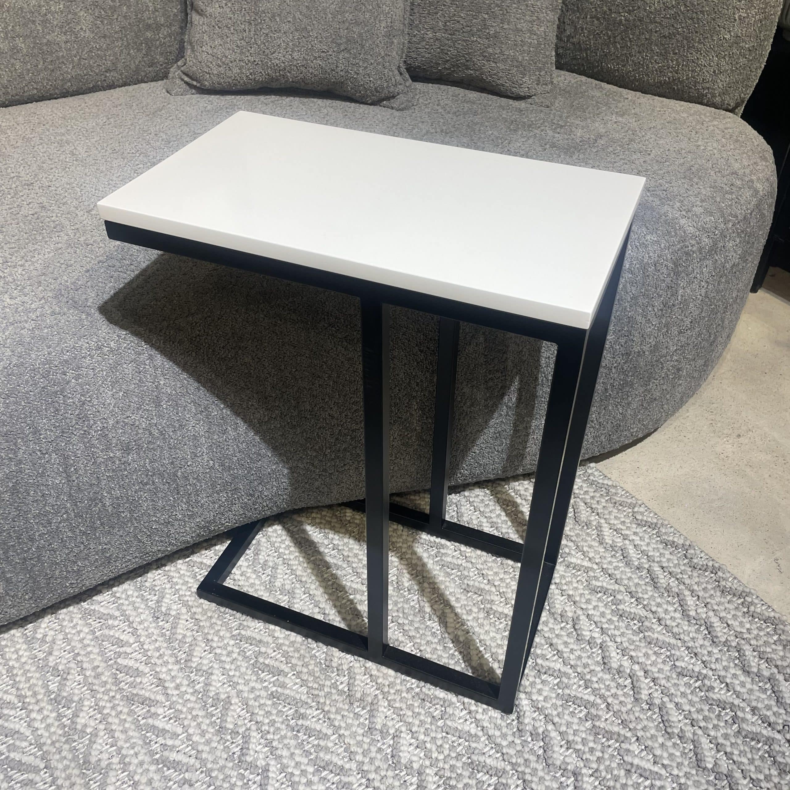 נשכן מלבני לבן מבריק רגל ברזל נשכן מלבני לבן מבריק רגל ברזל