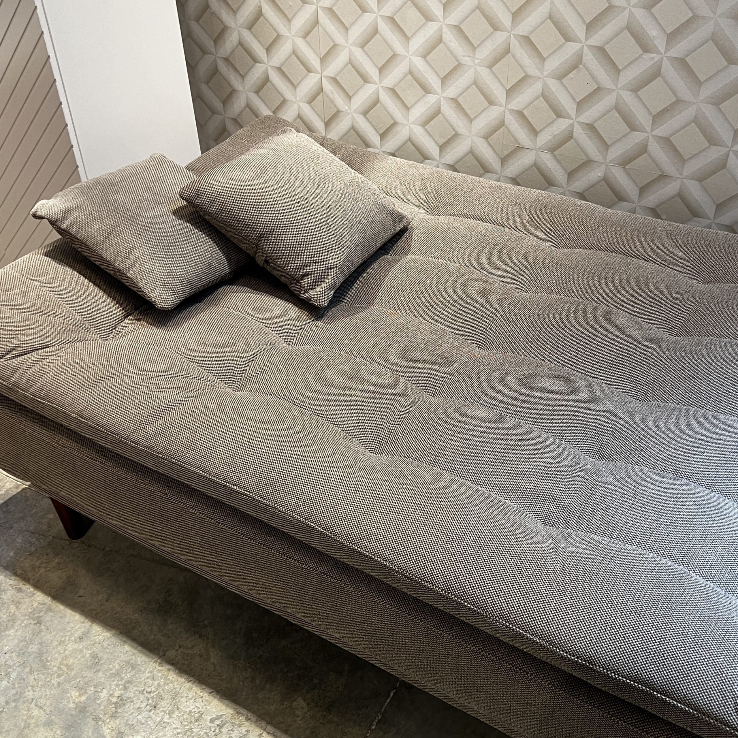 ספה מפנקת נפתחת למיטה אריג אפור רגל עץ דגם סופיטל