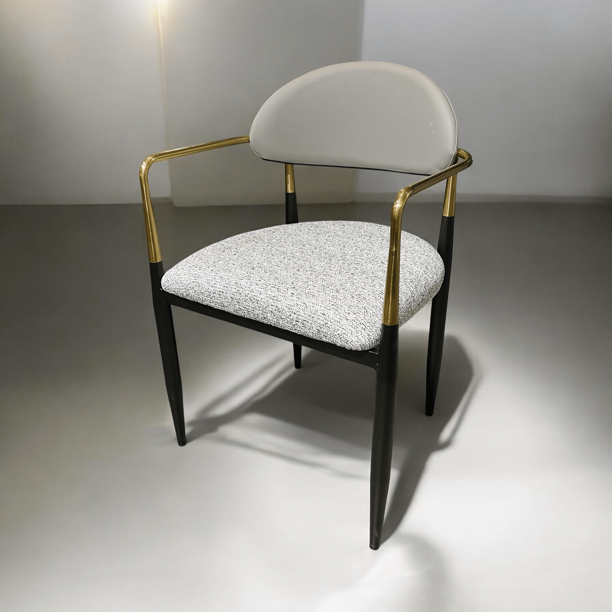 כסא דגם מודרן מנדי ידיות זהב רגליים שחור מושב אריג משולב גב בז - עכשיו במלאי!