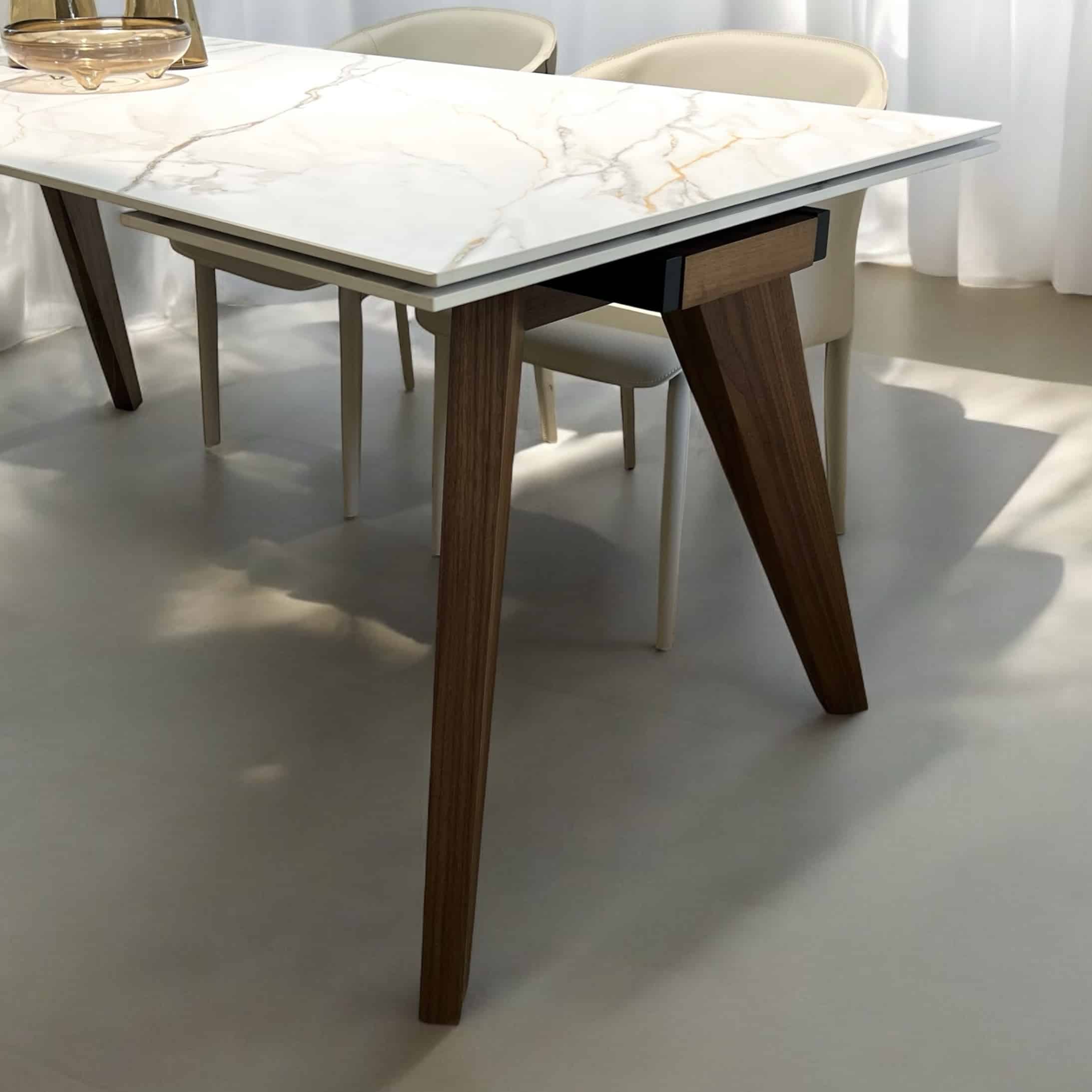 שולחן אוכל מרבל לבן נימים חומים ורגל אגוז דגם הלן שולחן אוכל מרבל לבן נימים חומים ורגל אגוז דגם הלן