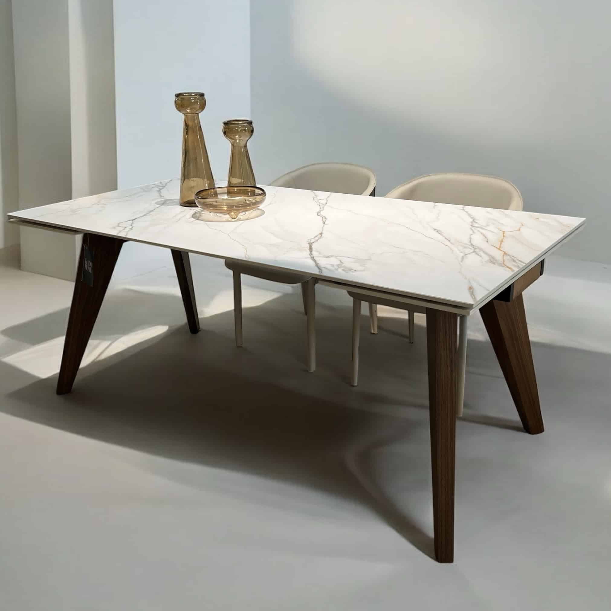 שולחן אוכל מרבל לבן נימים חומים ורגל אגוז דגם הלן שולחן אוכל מרבל לבן נימים חומים ורגל אגוז דגם הלן