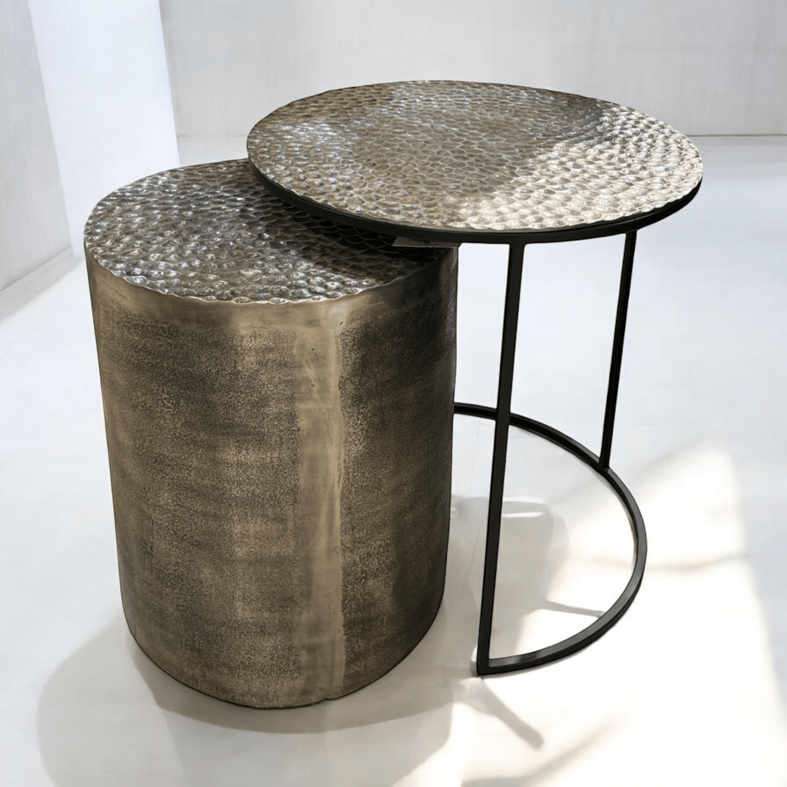 סט שולחנות צד עגולים רגל וצינור פיוטר וזהב דגם רויאל