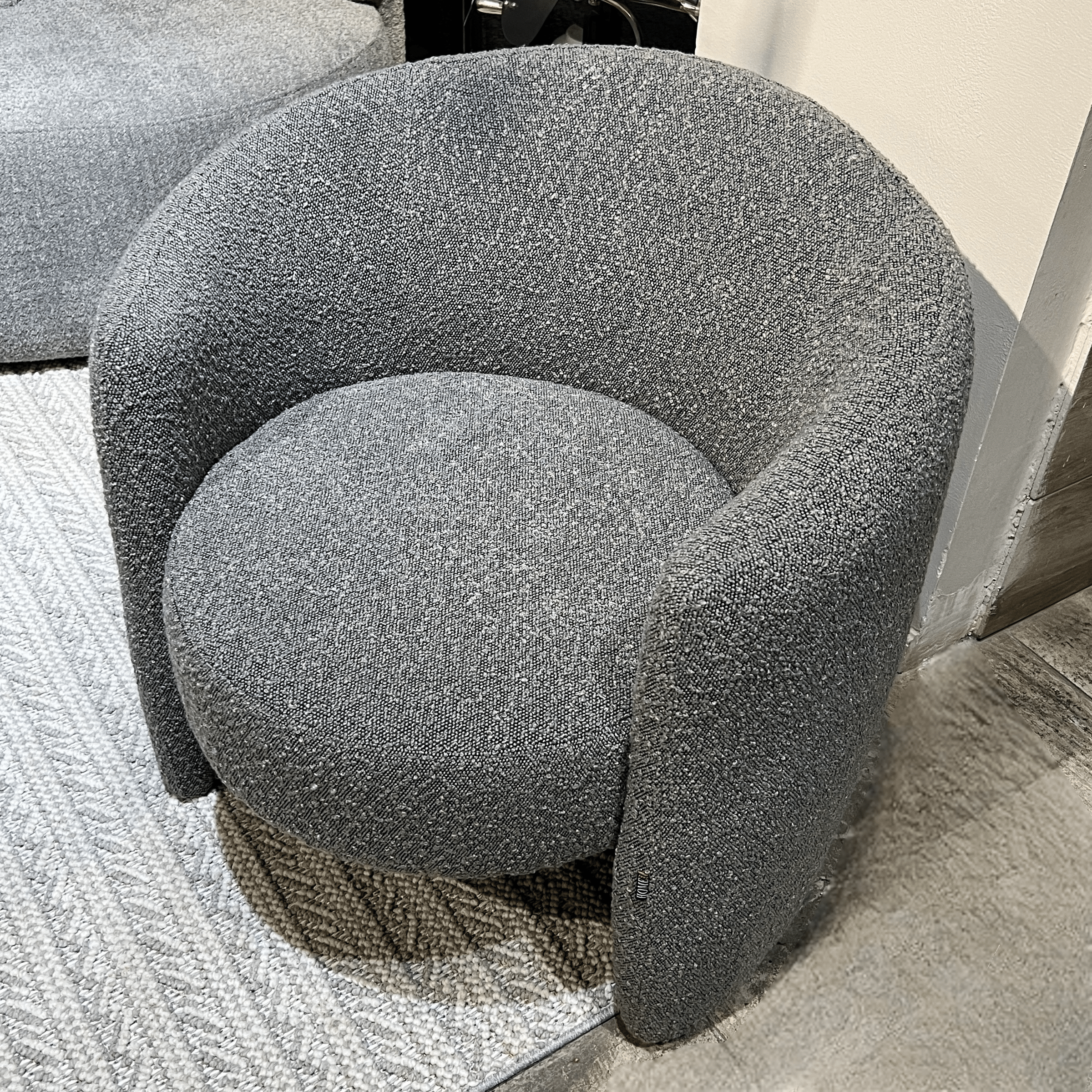 כורסא מעוצבת סילק שחור אפור דגם ויקי כורסא מעוצבת סילק שחור אפור דגם ויקי