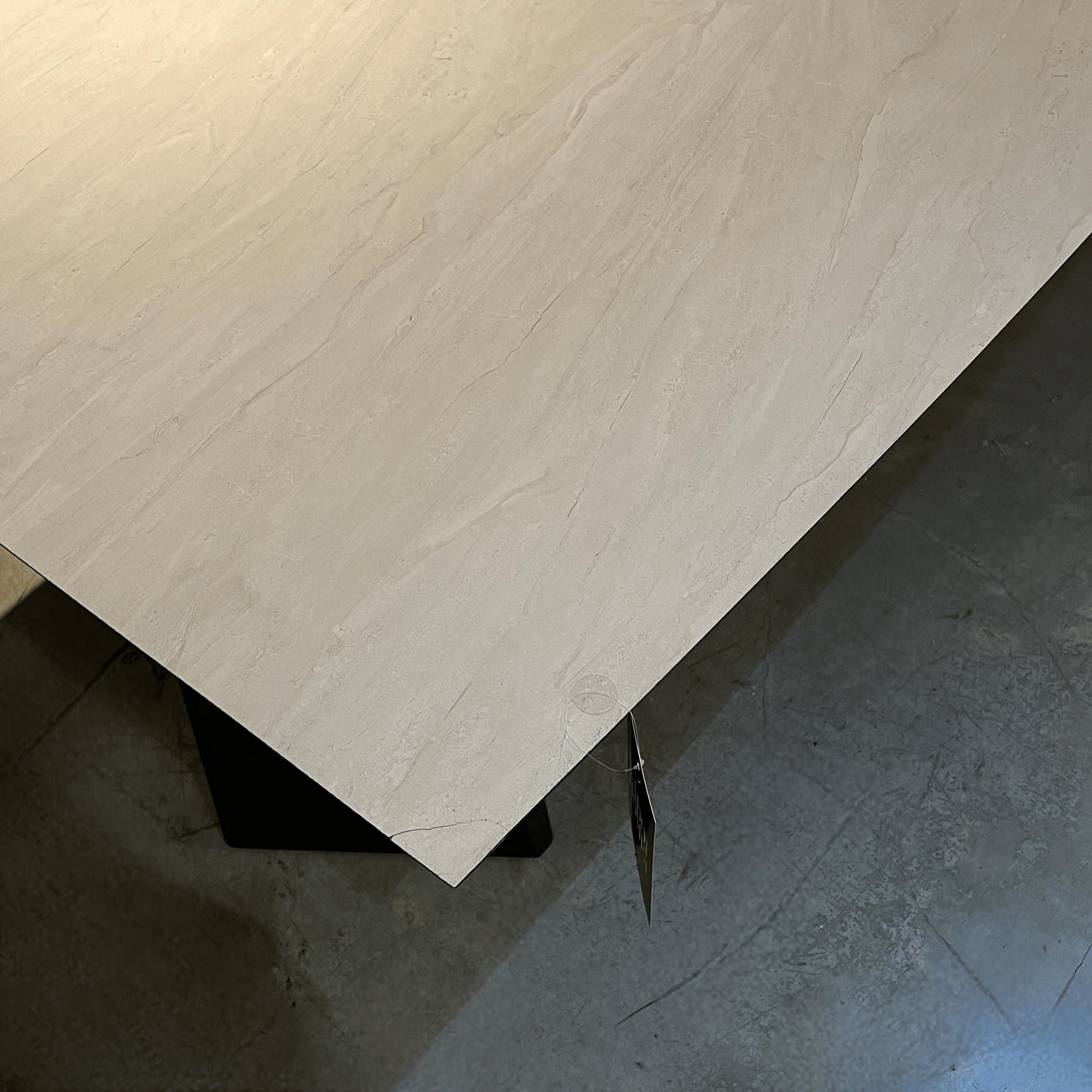 שולחן פינת אוכל דגם ליז במבצע מתצוגה - פגמים קלים שולחן פינת אוכל דגם ליז במבצע מתצוגה - פגמים קלים