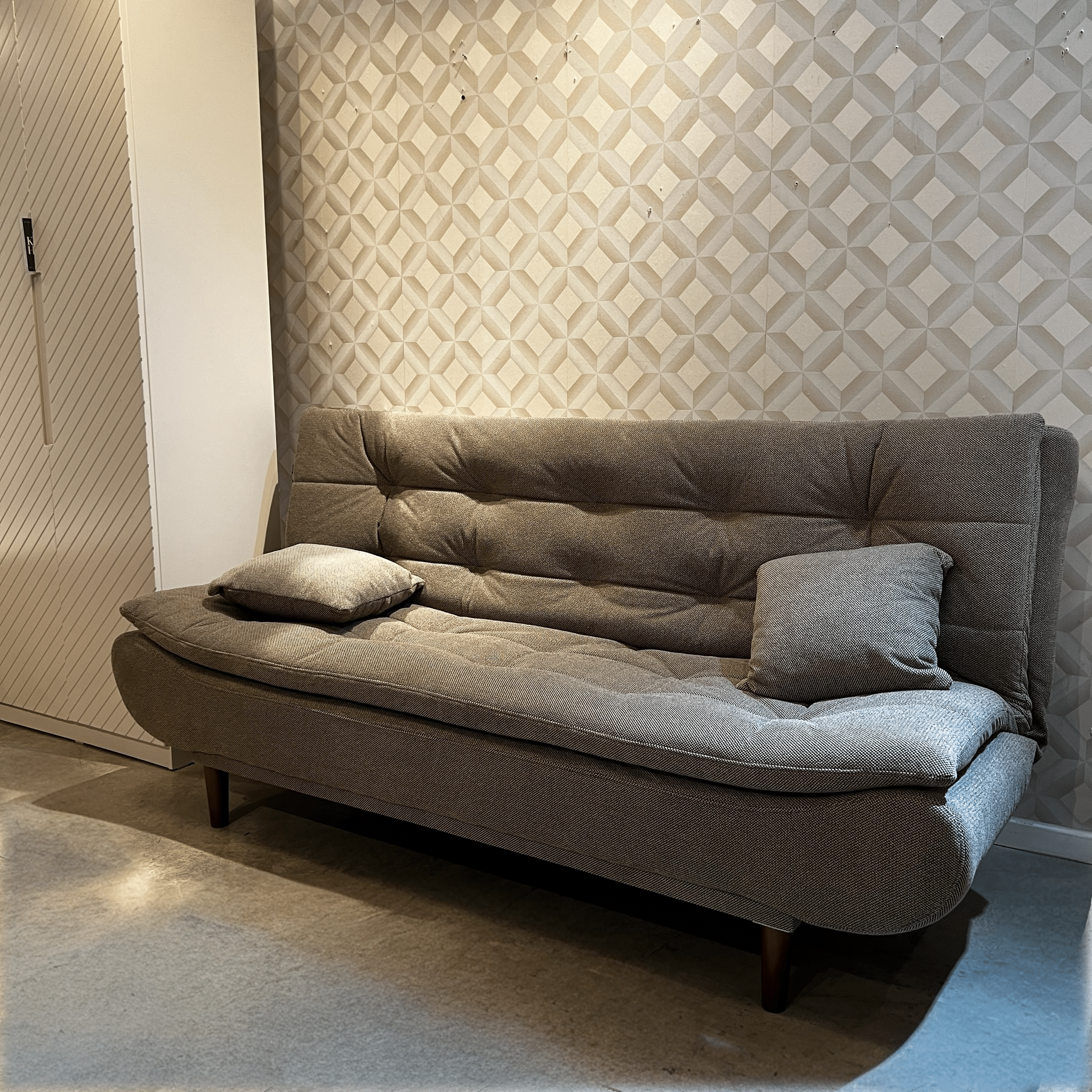 ספה מפנקת נפתחת למיטה אריג אפור רגל עץ דגם סופיטל ספה מפנקת נפתחת למיטה אריג אפור רגל עץ דגם סופיטל