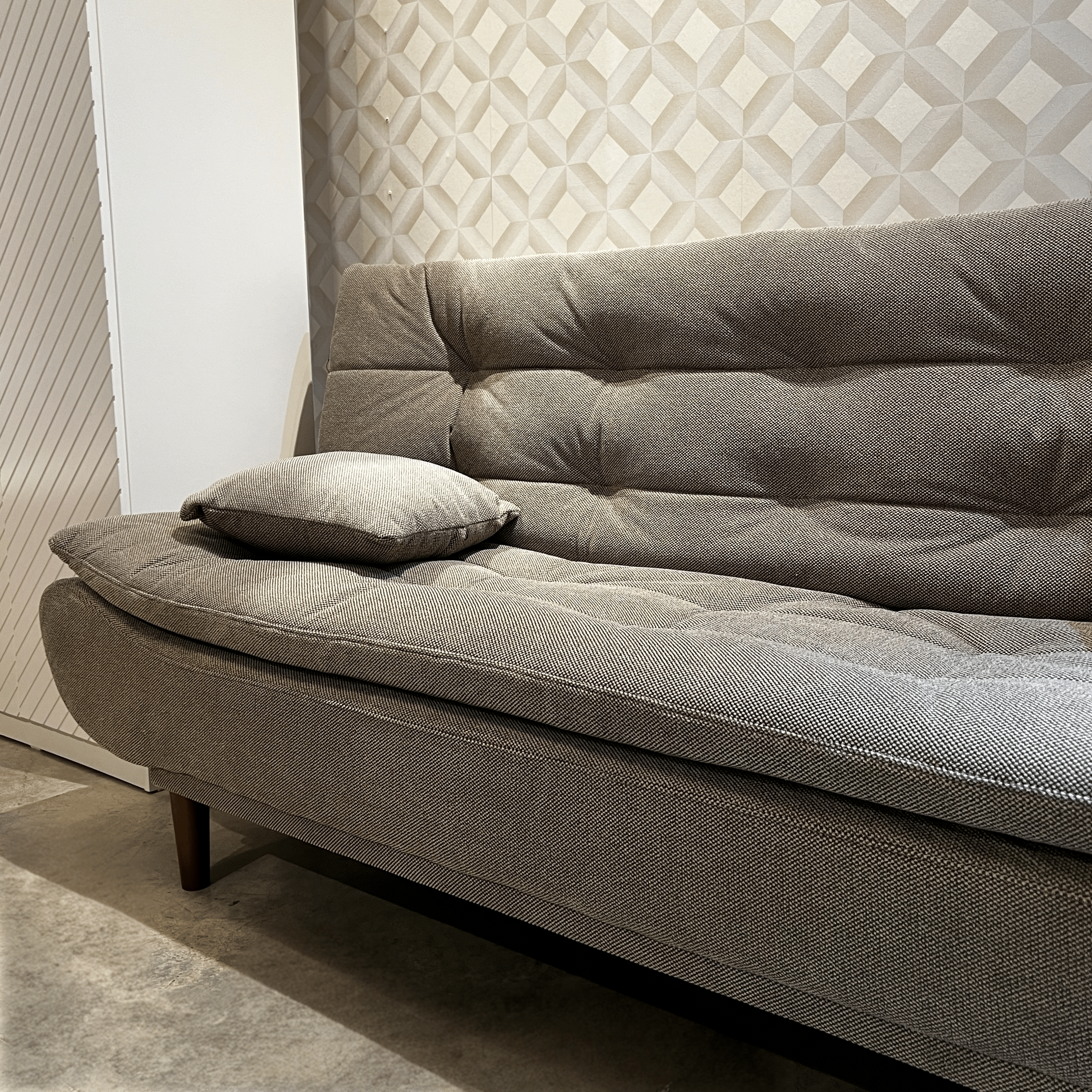 ספה מפנקת נפתחת למיטה אריג אפור רגל עץ דגם סופיטל ספה מפנקת נפתחת למיטה אריג אפור רגל עץ דגם סופיטל