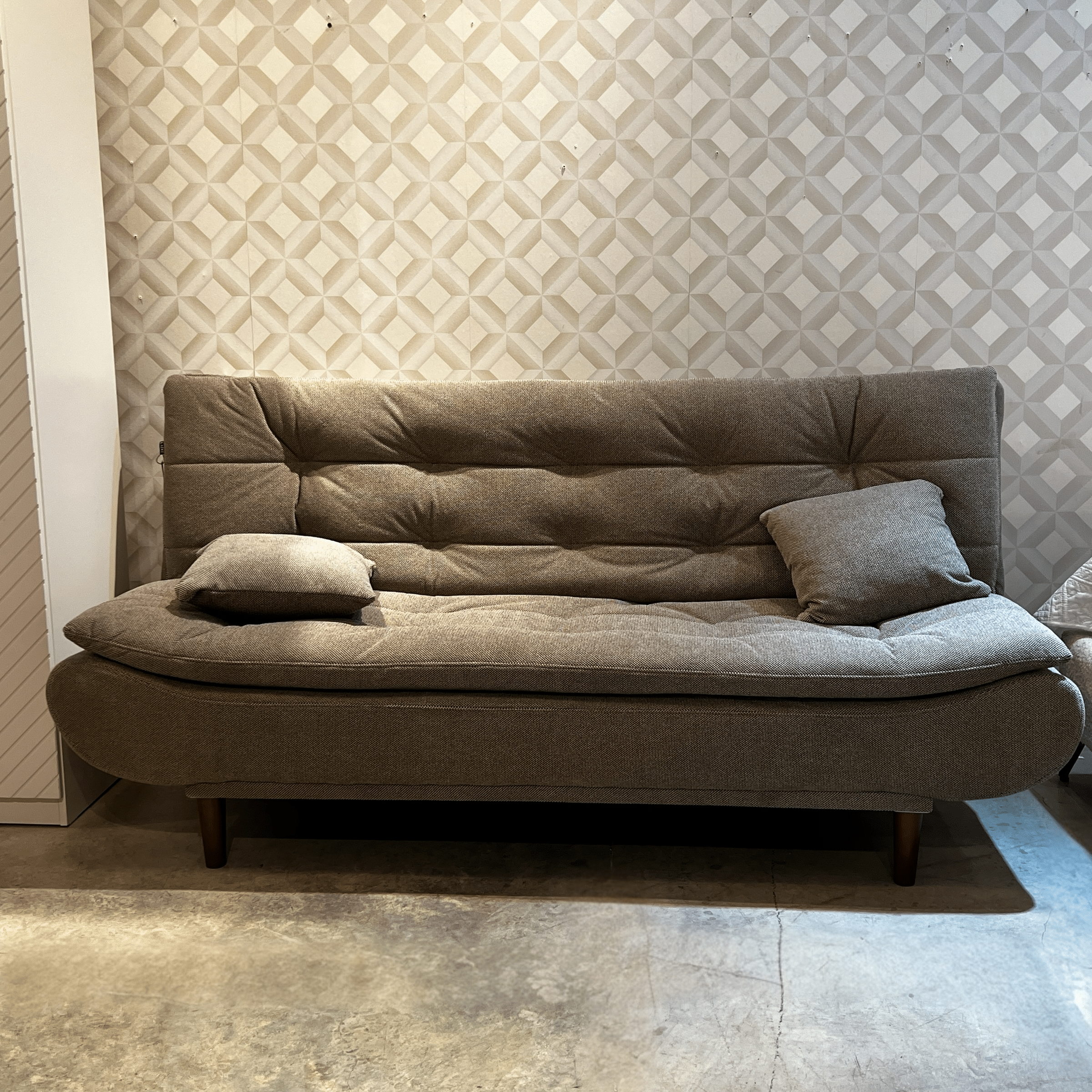 ספה מפנקת נפתחת למיטה אריג אפור רגל עץ דגם סופיטל ספה מפנקת נפתחת למיטה אריג אפור רגל עץ דגם סופיטל