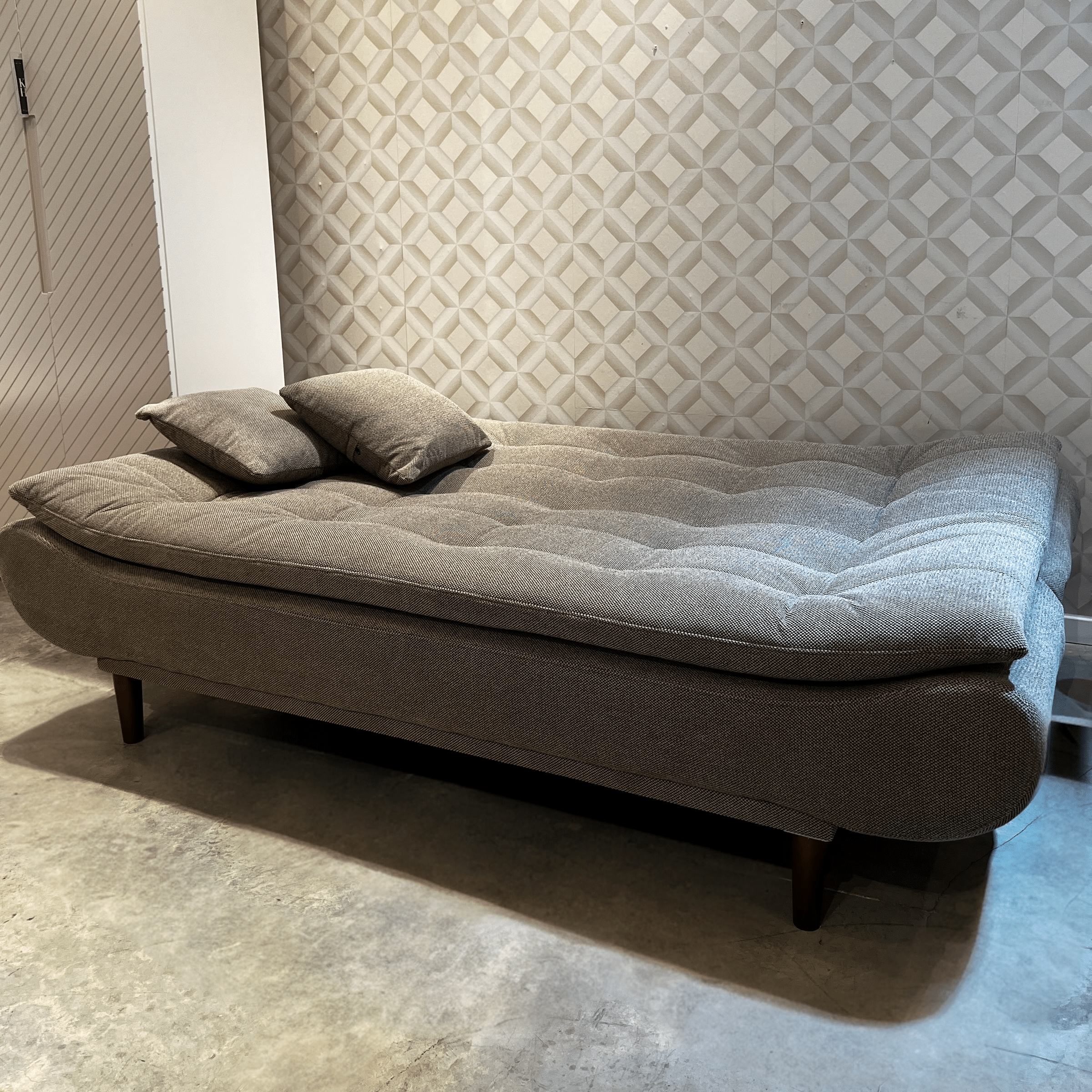 ספה מפנקת נפתחת למיטה אריג אפור רגל עץ דגם סופיטל