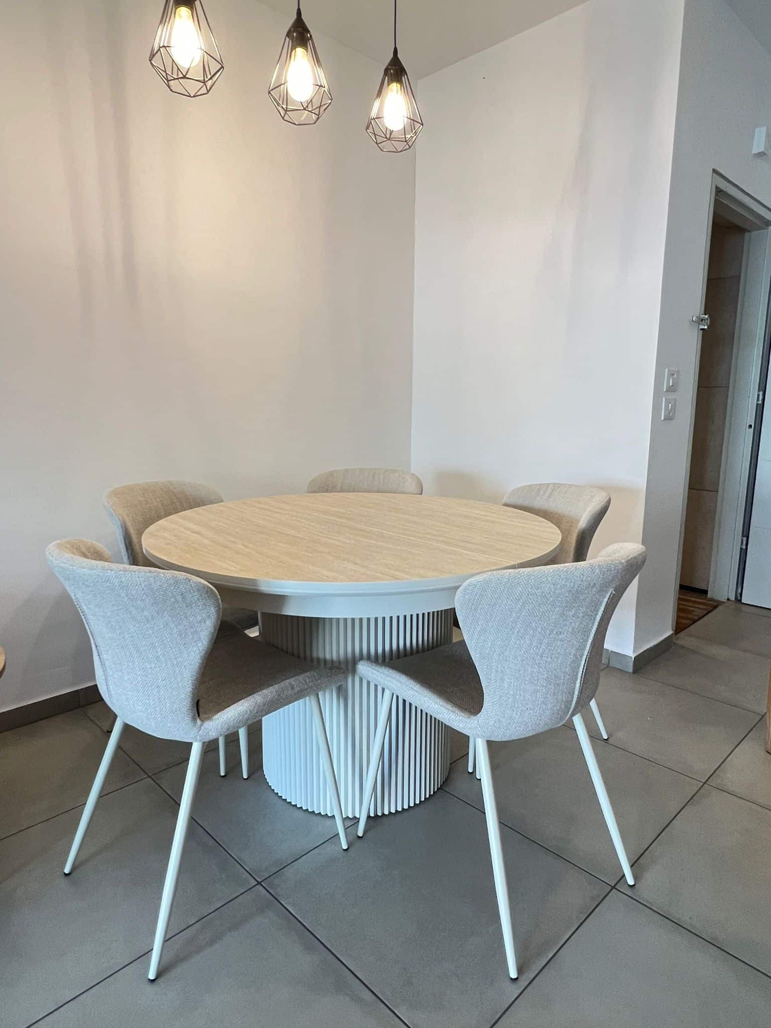 כסא טיפאני אריג שמנת רגל שמנת דגם קליי