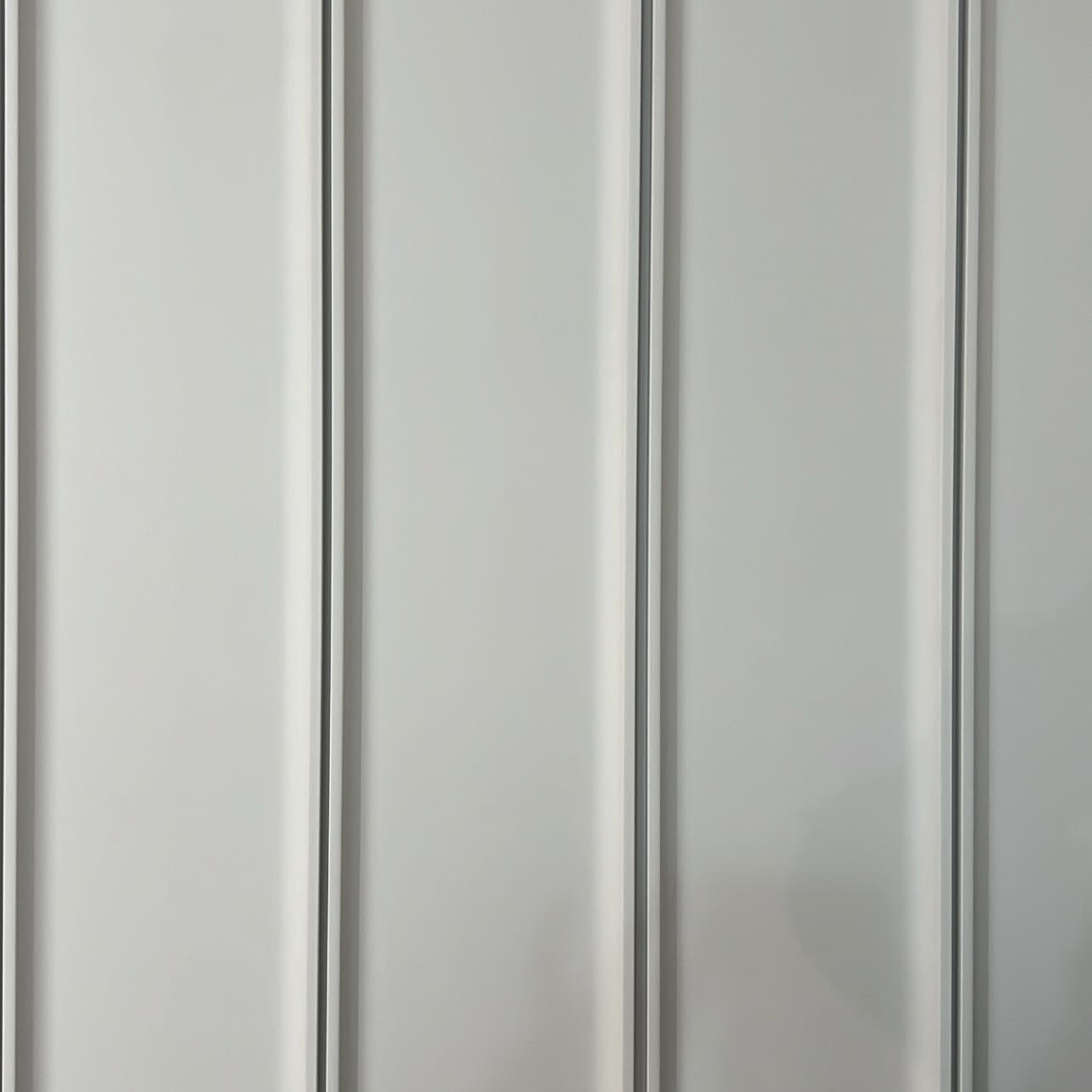 חיפוי קיר לבן במראה נקי ויוקרתי דגם ״פלאט״ רחב 20/290- חדש!