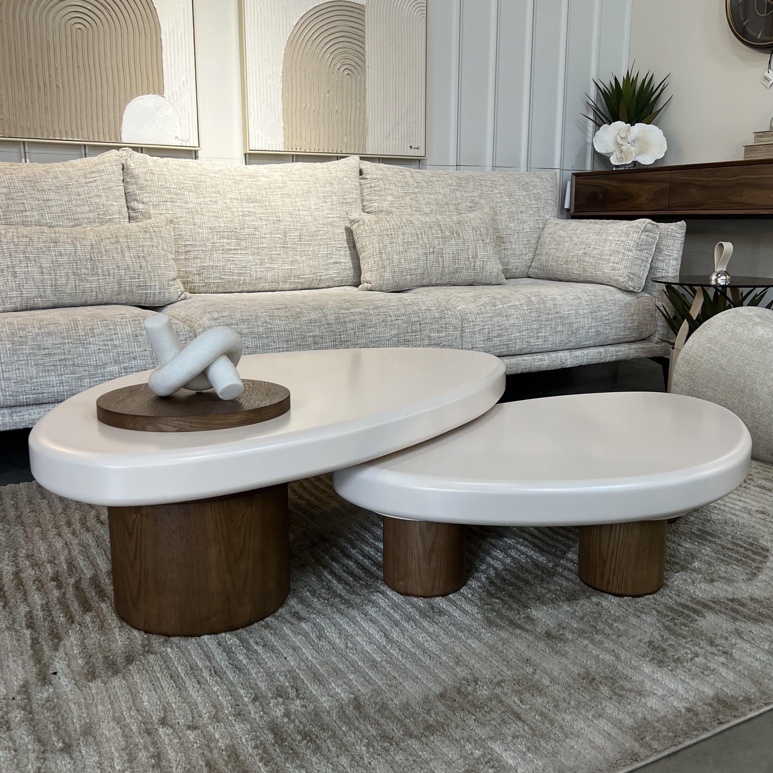 סט שולחנות סלון אמורפי שמנת עם תא אחסון אגוז דגם סופיטל -הזמנה מוקדמת ל-1.26 סט שולחנות סלון אמורפי שמנת עם תא אחסון אגוז דגם סופיטל -הזמנה מוקדמת ל-1.26