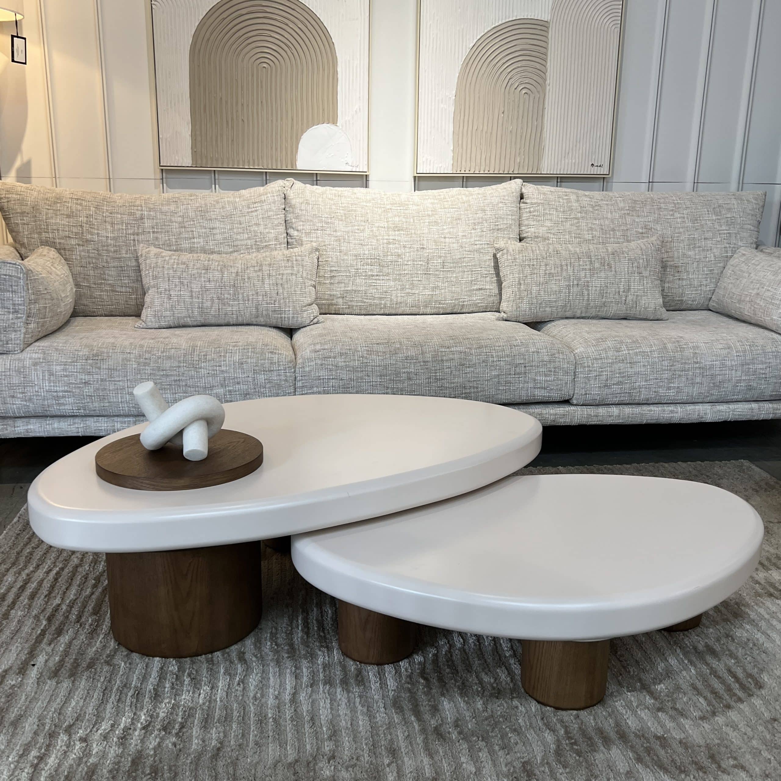 סט שולחנות סלון אמורפי שמנת עם תא אחסון אגוז דגם סופיטל -הזמנה מוקדמת ל-1.26 סט שולחנות סלון אמורפי שמנת עם תא אחסון אגוז דגם סופיטל -הזמנה מוקדמת ל-1.26