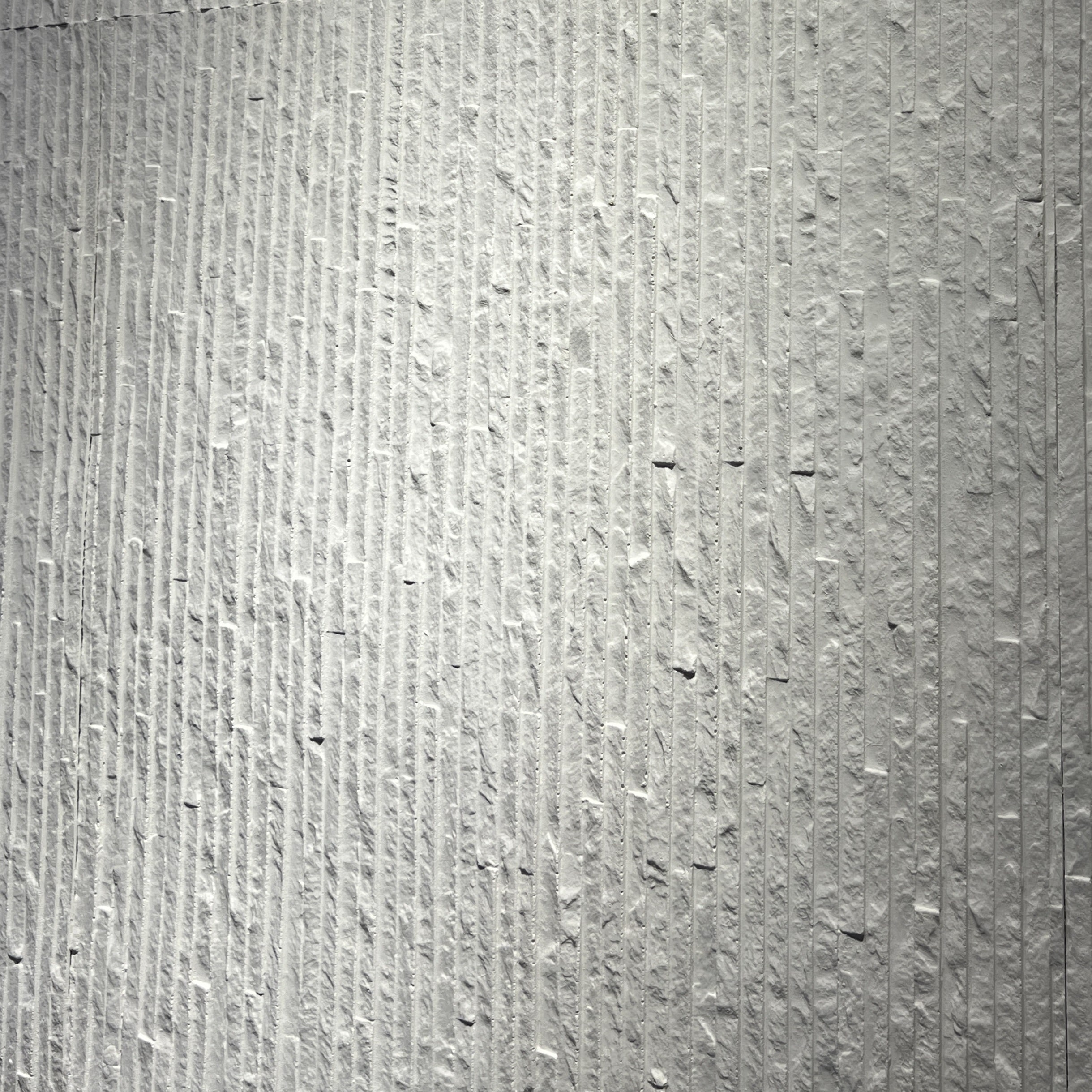 חיפוי קיר תבליט מיוחד לבן דגם ״סטריפסטון״ 120/60 - חדש!