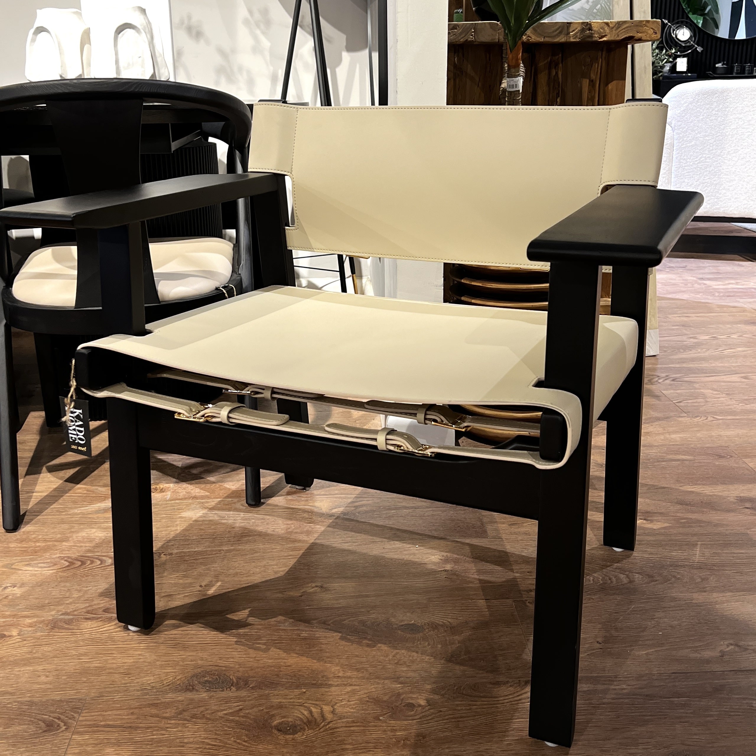 כורסא מעוצבת אפרול דמוי עור אבן רגל שחורה דגם סופיטל