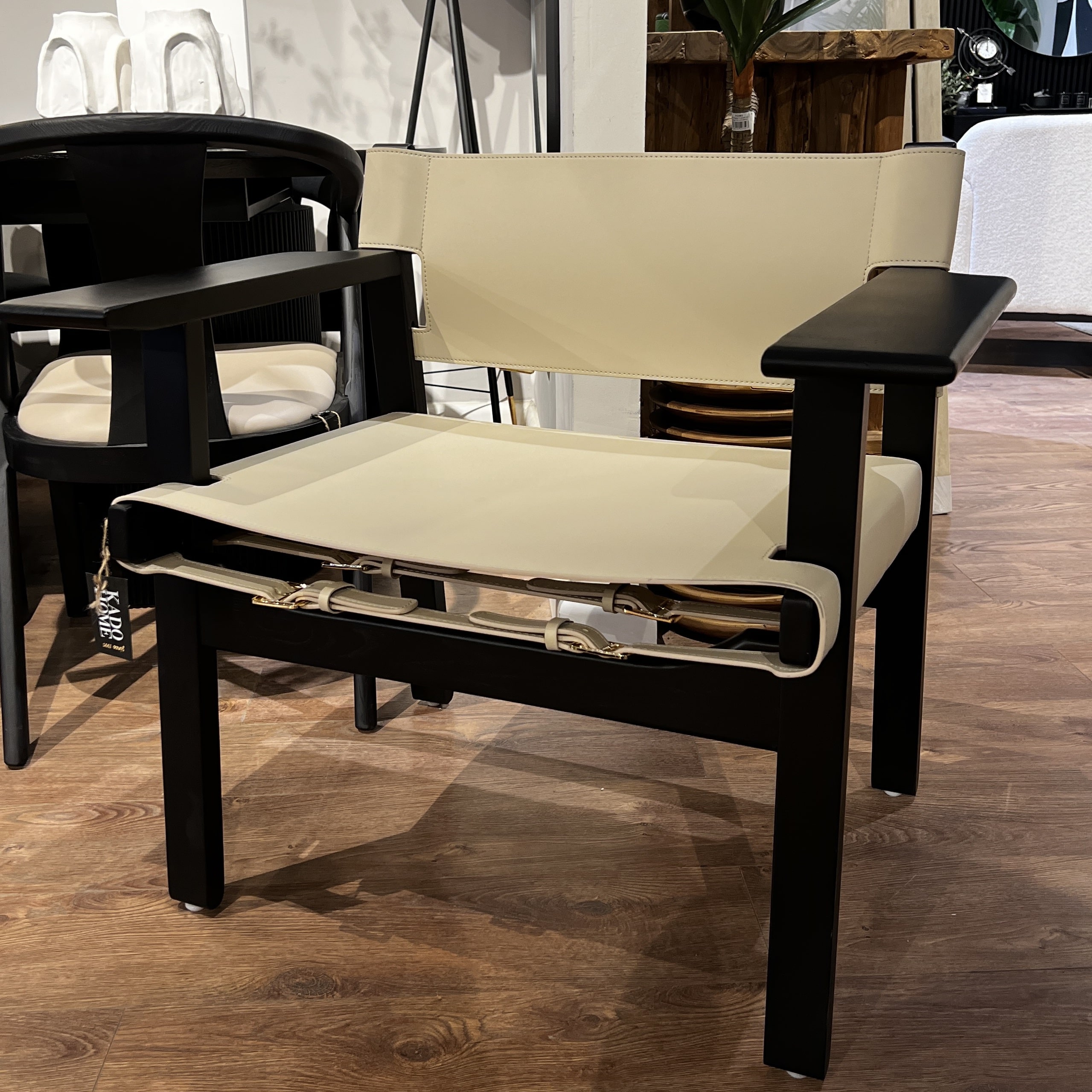 כורסא מעוצבת אפרול דמוי עור אבן רגל שחורה דגם סופיטל