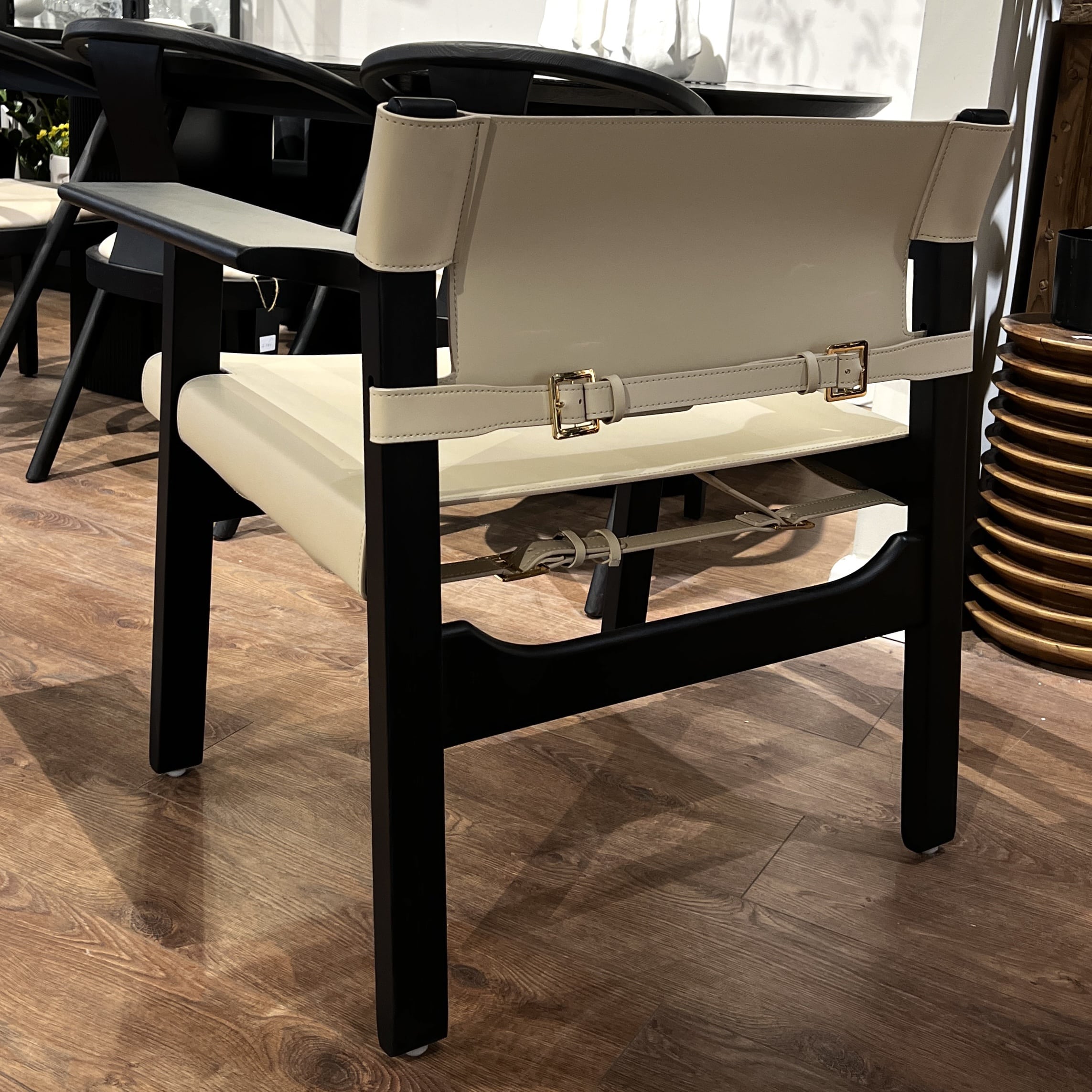 כורסא מעוצבת אפרול דמוי עור אבן רגל שחורה דגם סופיטל