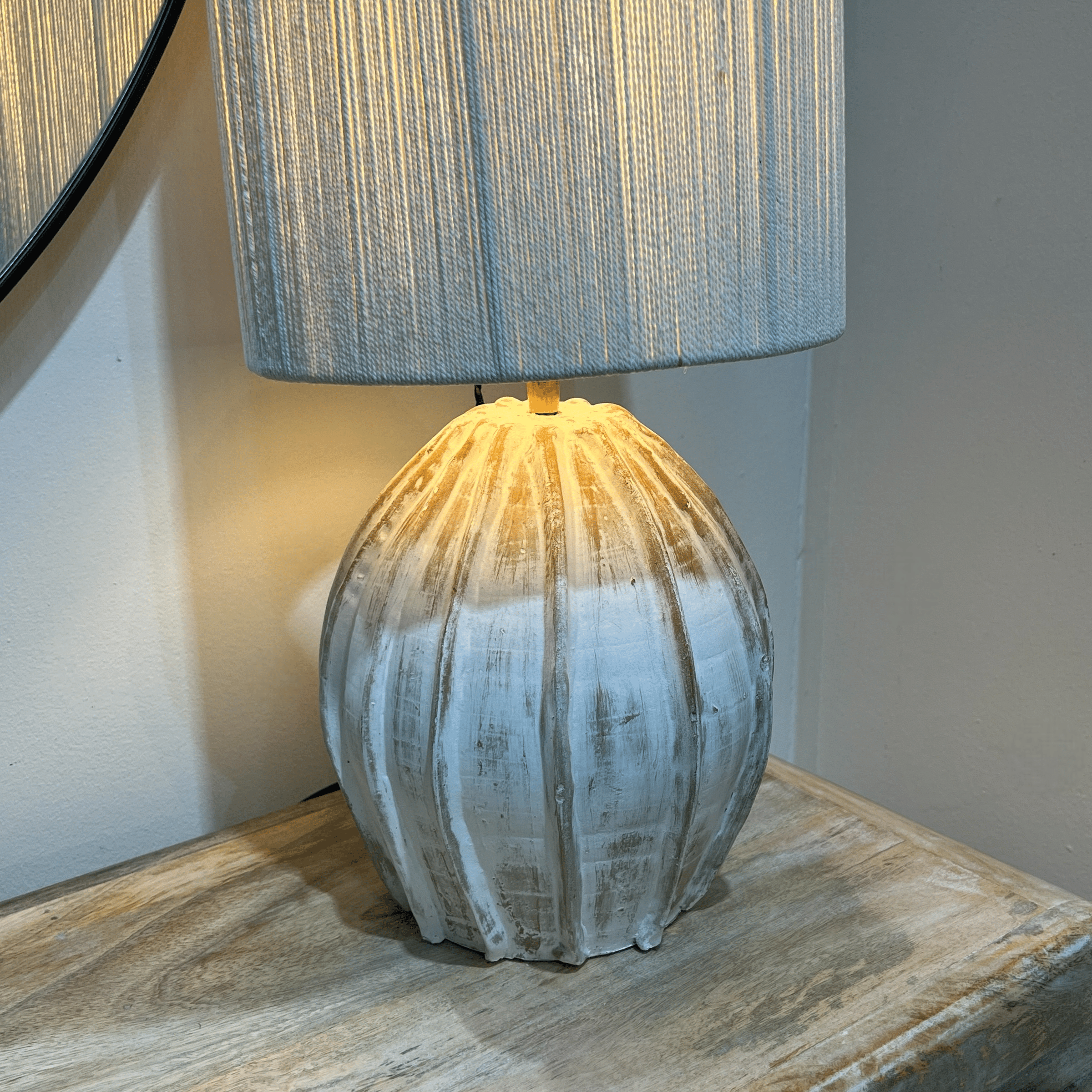 מנורת שולחן מעוצבת "סהרה" בהירה בסיס גילופים גבוה דגם שאנטי מנורת שולחן מעוצבת "סהרה" בהירה בסיס גילופים גבוה דגם שאנטי