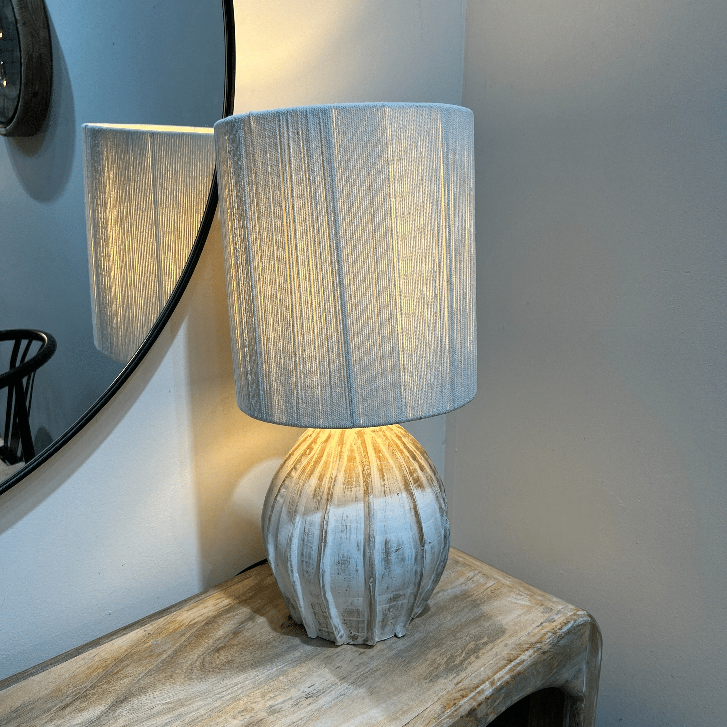 מנורת שולחן מעוצבת "סהרה" בהירה בסיס גילופים גבוה דגם שאנטי מנורת שולחן מעוצבת "סהרה" בהירה בסיס גילופים גבוה דגם שאנטי