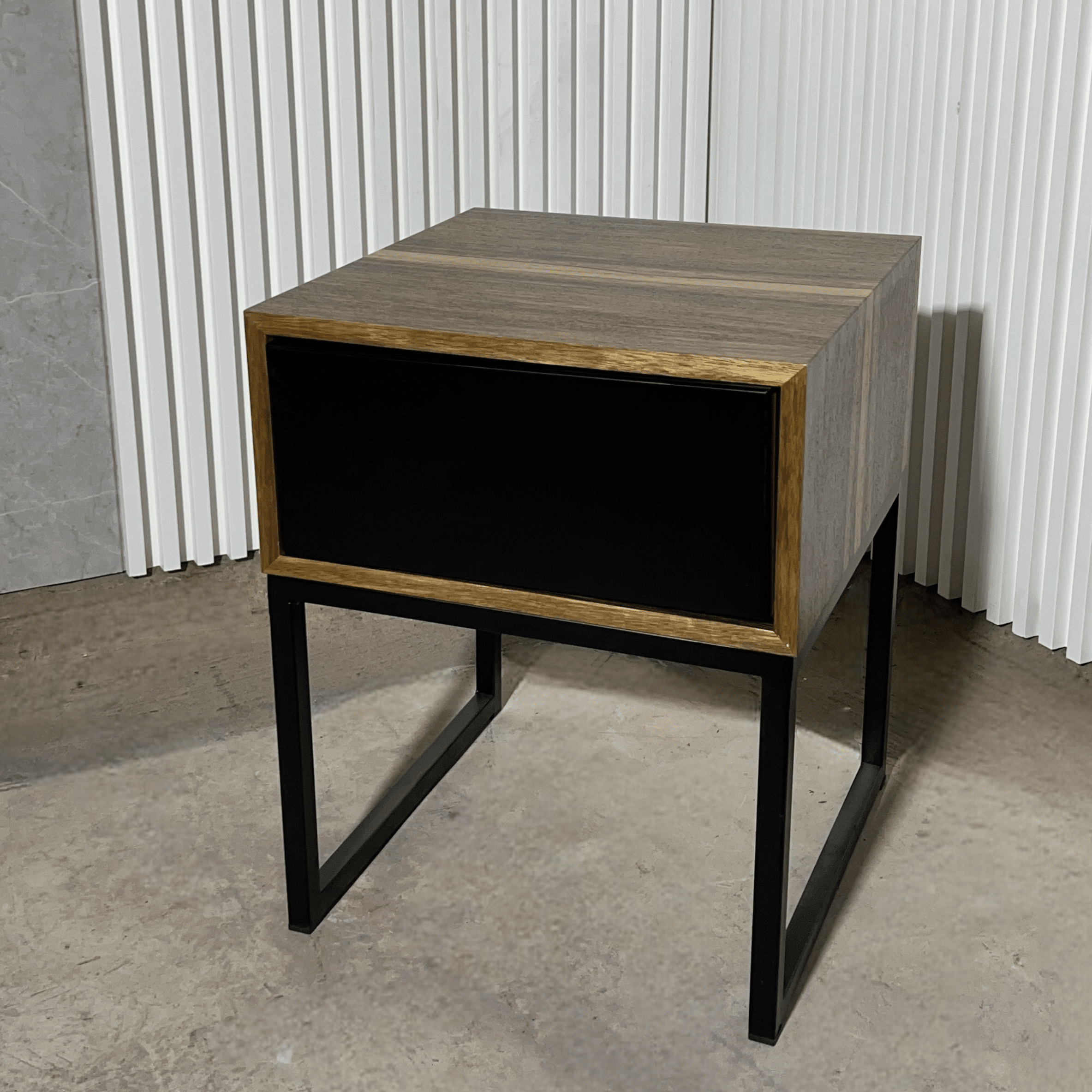 שידת צד דגם מורפי במעטפת אגוז ומגירה שחורה שידת צד דגם מורפי במעטפת אגוז ומגירה שחורה