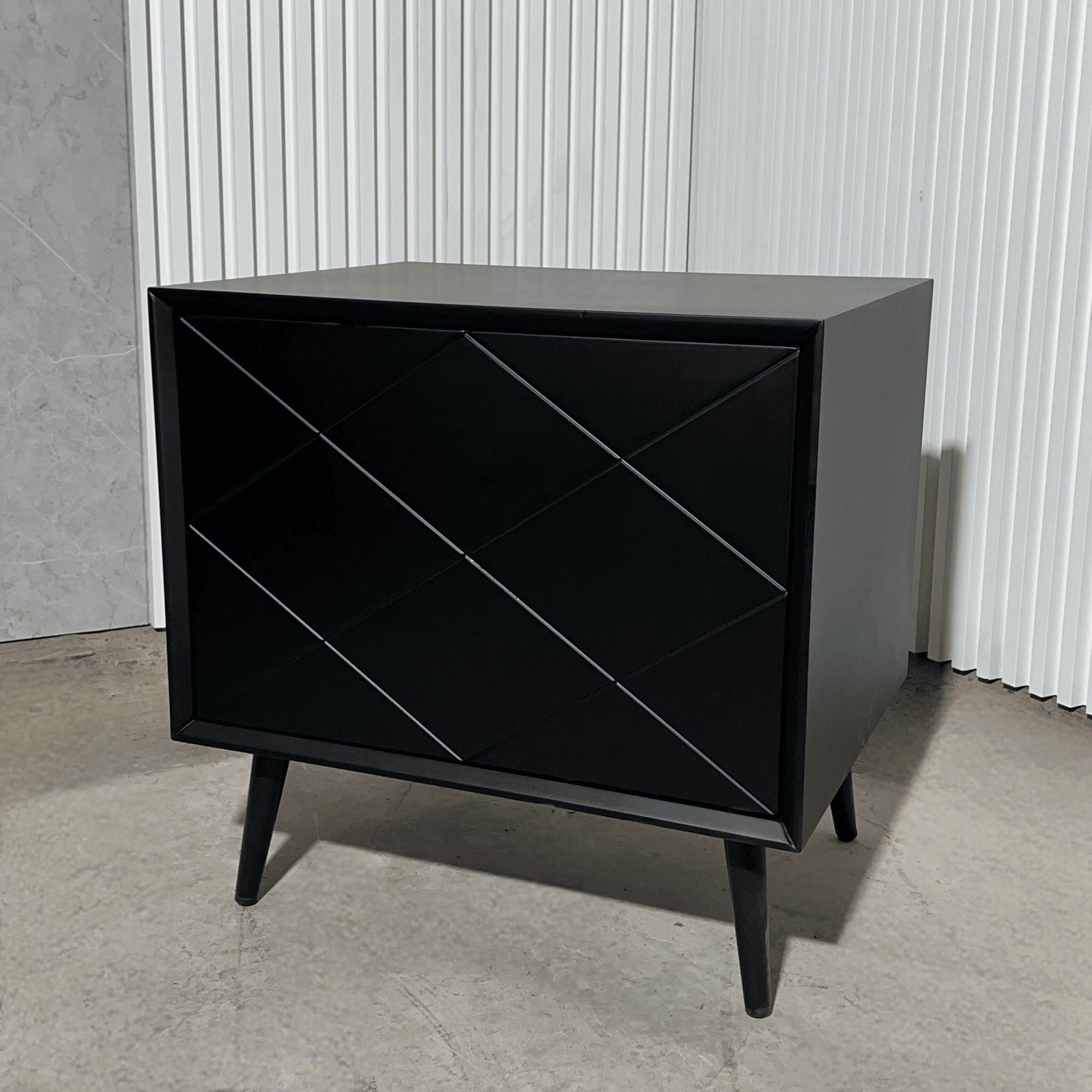 שידת צד דגם דיימונד שחורה רגל שחורה שידת צד דגם דיימונד שחורה רגל שחורה